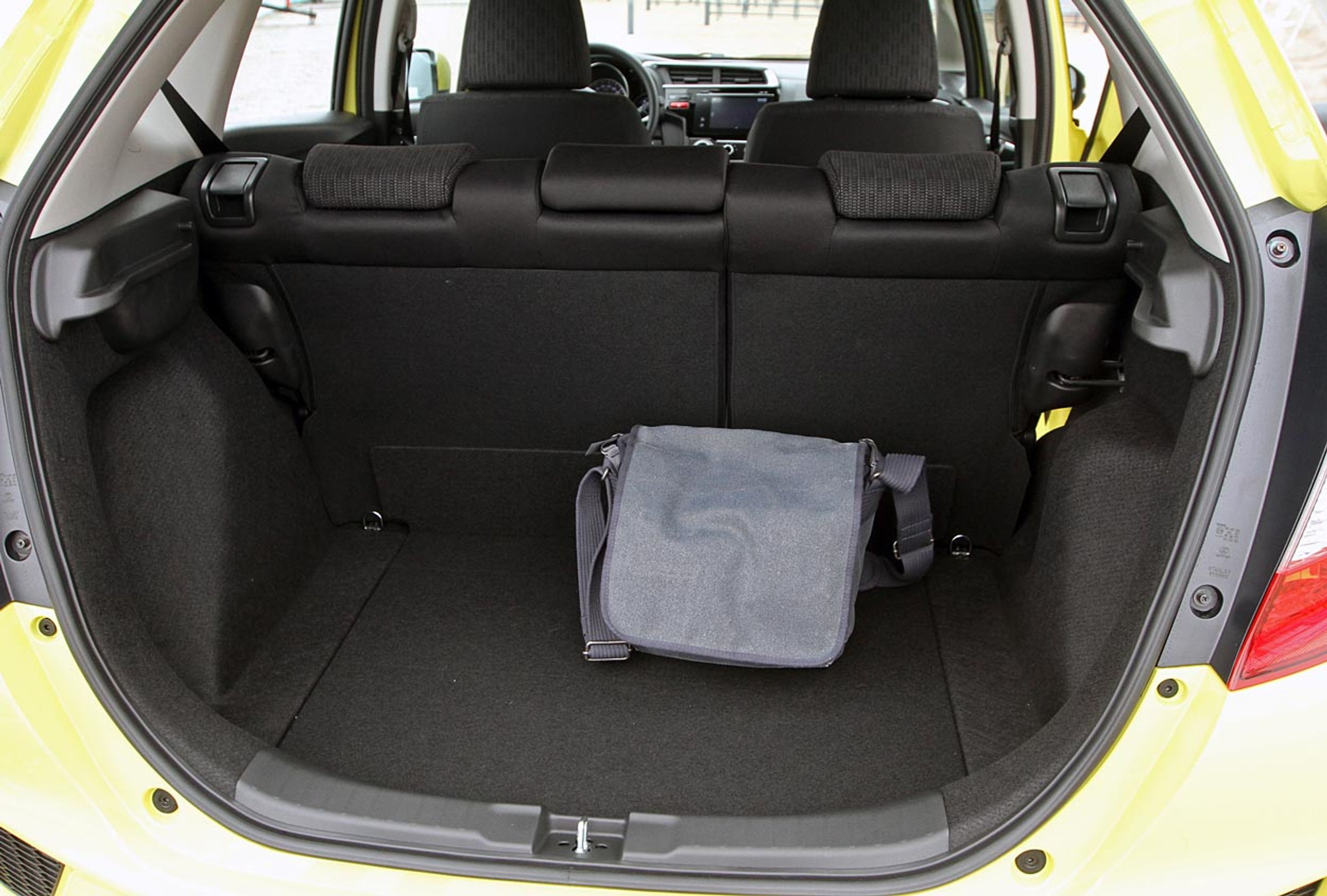 Bagagerummet er vokset 17 liter til nu 354 liter. Det er rigtig meget for en minibil. Under gulvet er der også en del plads.