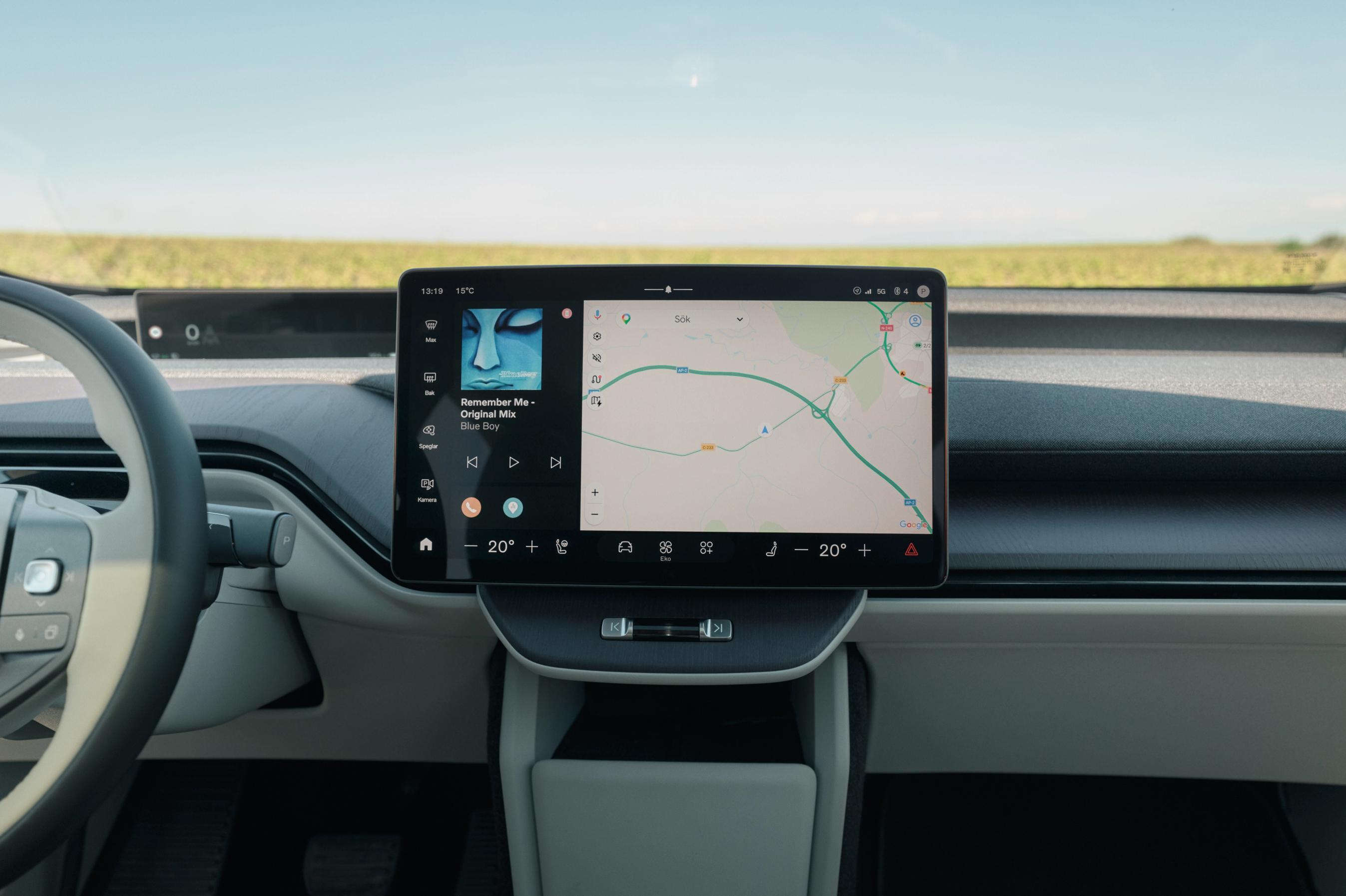 Stor OLED-skærm i kabinen i en Volvo EX60