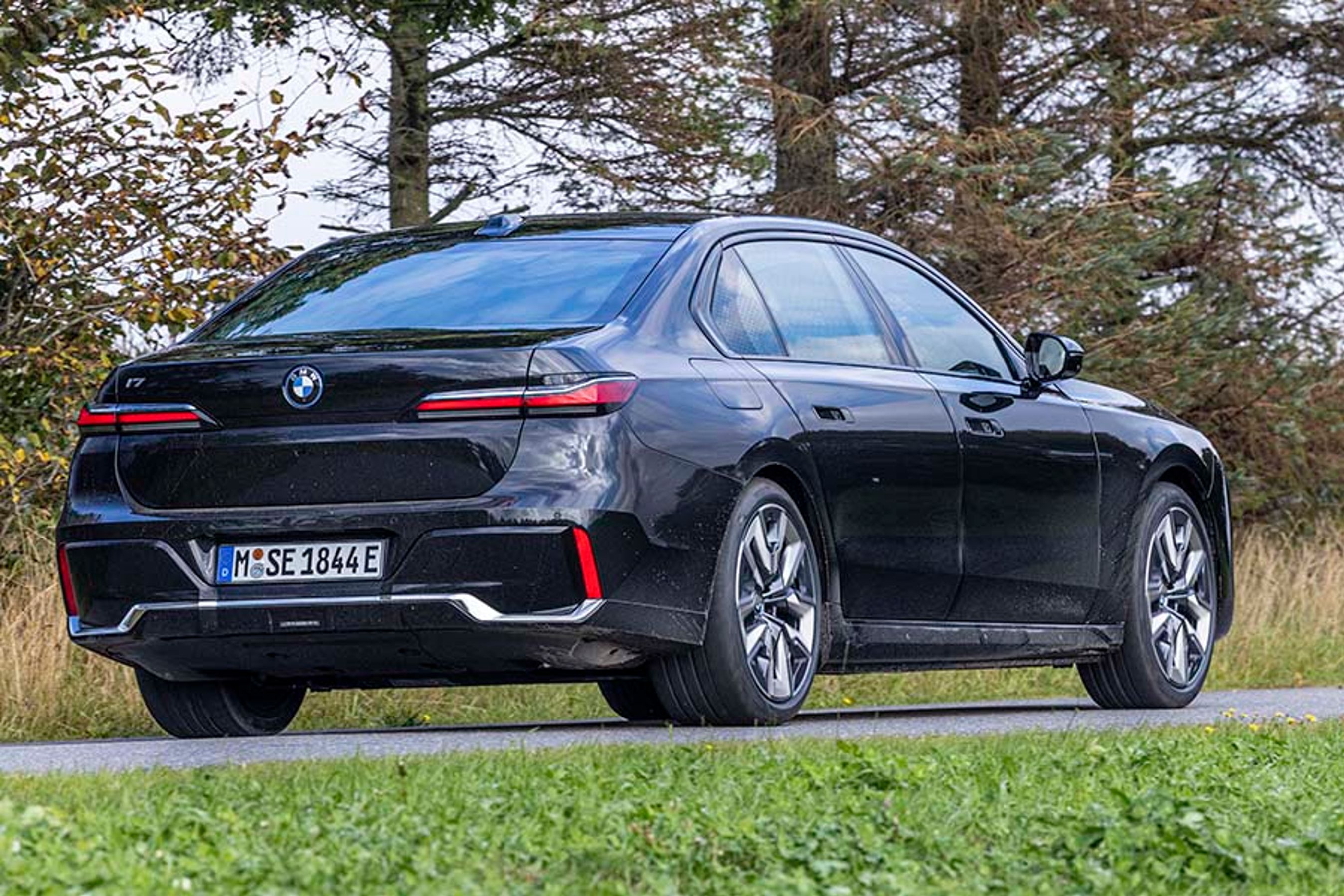 Bagtil er designet præget af de smalle LED-lygter og det store BMW-logo. Uanset valg af drivlinje er der som her i elbilen (naturligvis) ingen synlige udstødningsrør.