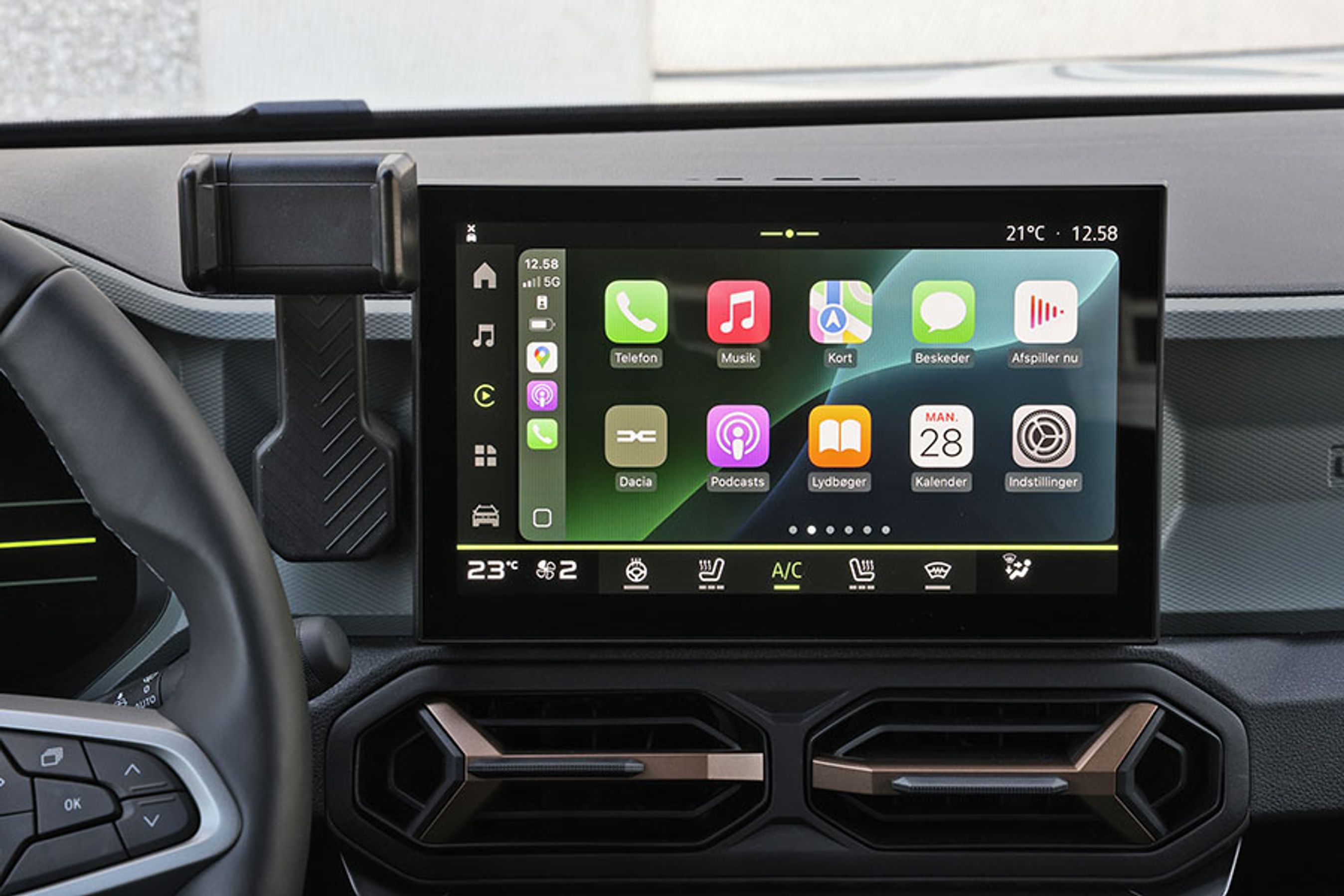 Skærmen i midten byder på både Apple CarPlay og Android Auto (trådløst), og den del af bilen fungerer glimrende. Den del er dog del af en udstyrspakke til 8.500 kr.