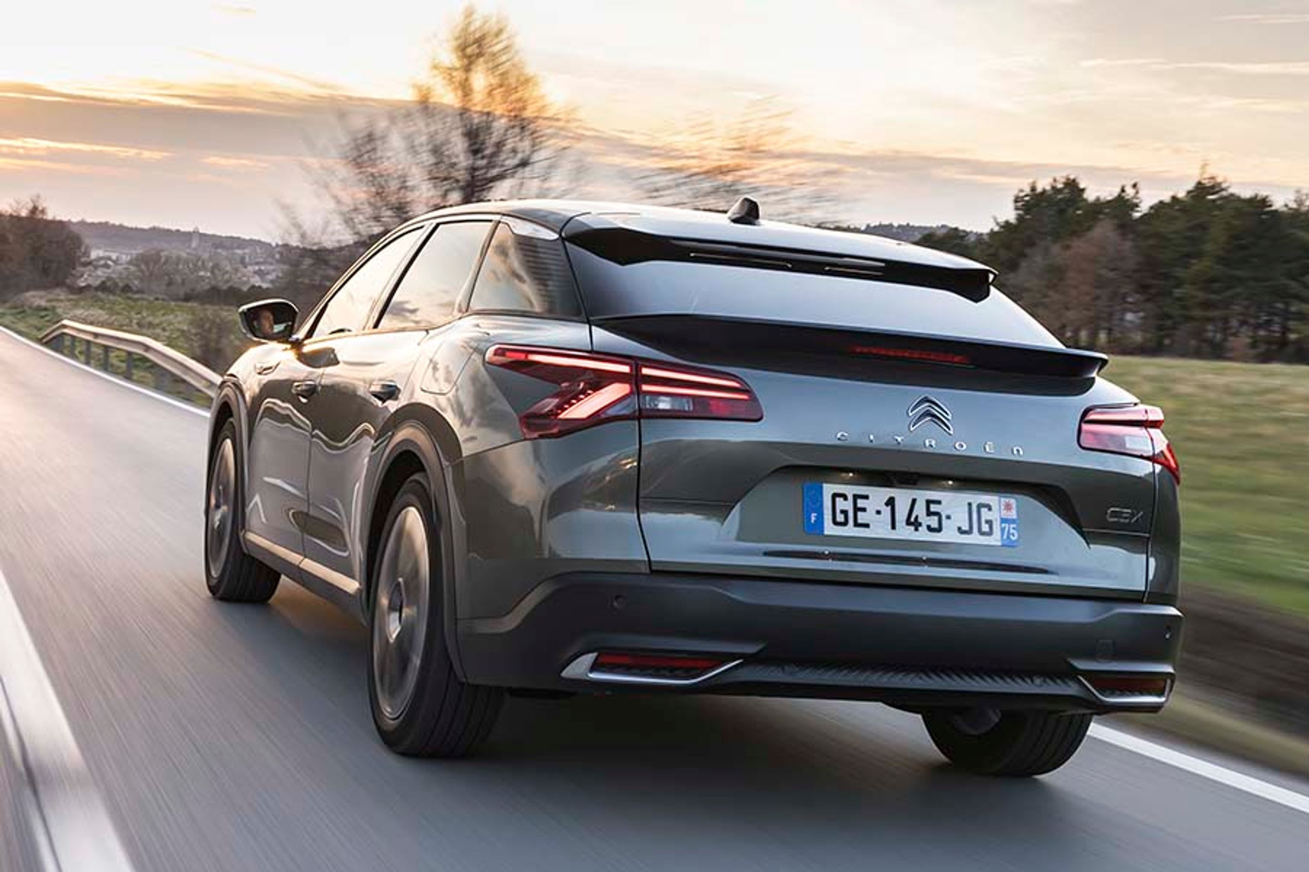 Den store spoiler i underkanten af bagruden sørger for at skabe bedre kontakt mellem baghjul og vej, og den øvre spoiler holder bagruden ren. Der er derfor ingen vinduesvisker bagtil.