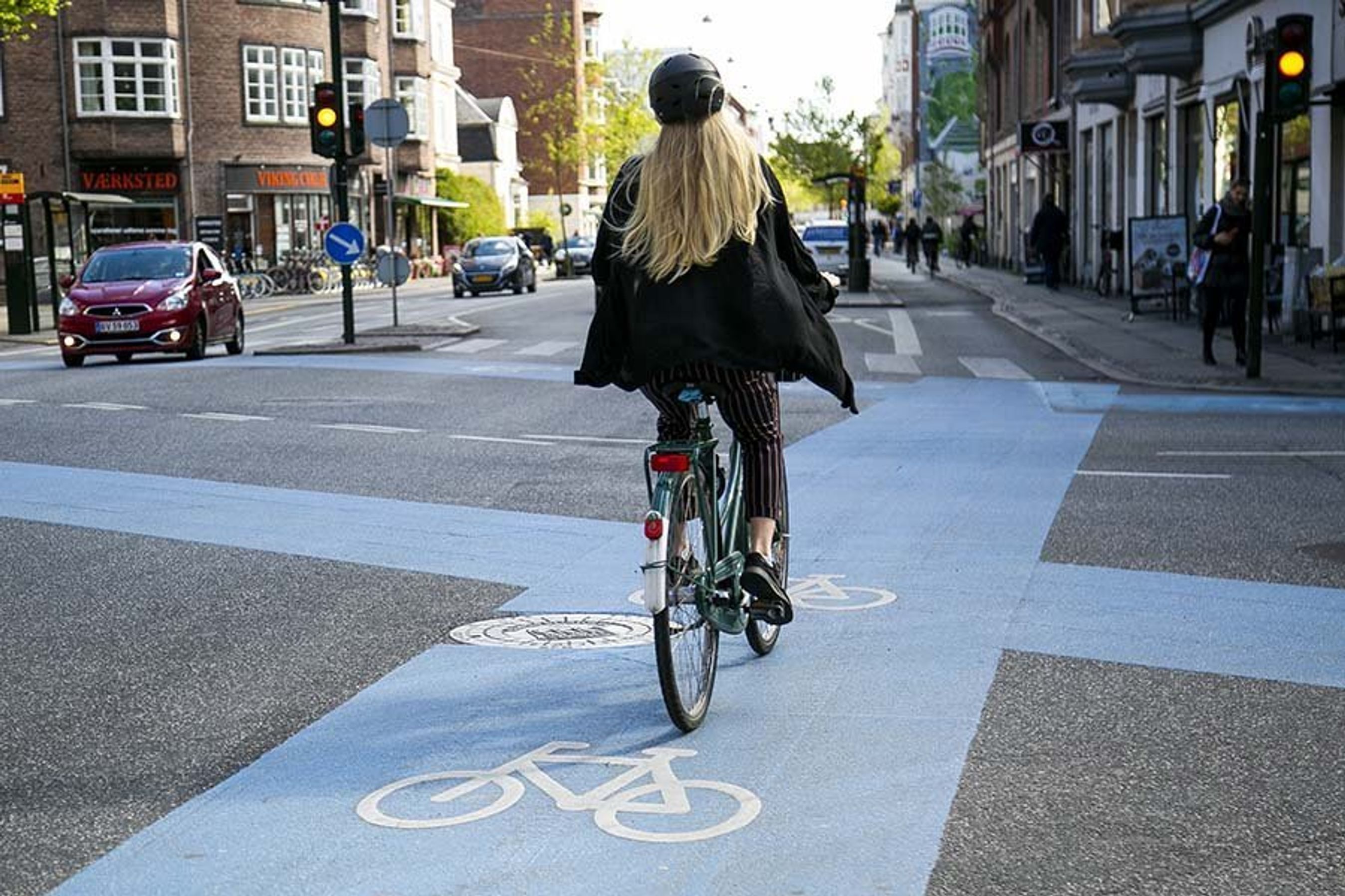 Cyklist kører over kryds, selvom der er skiftet til gult lys