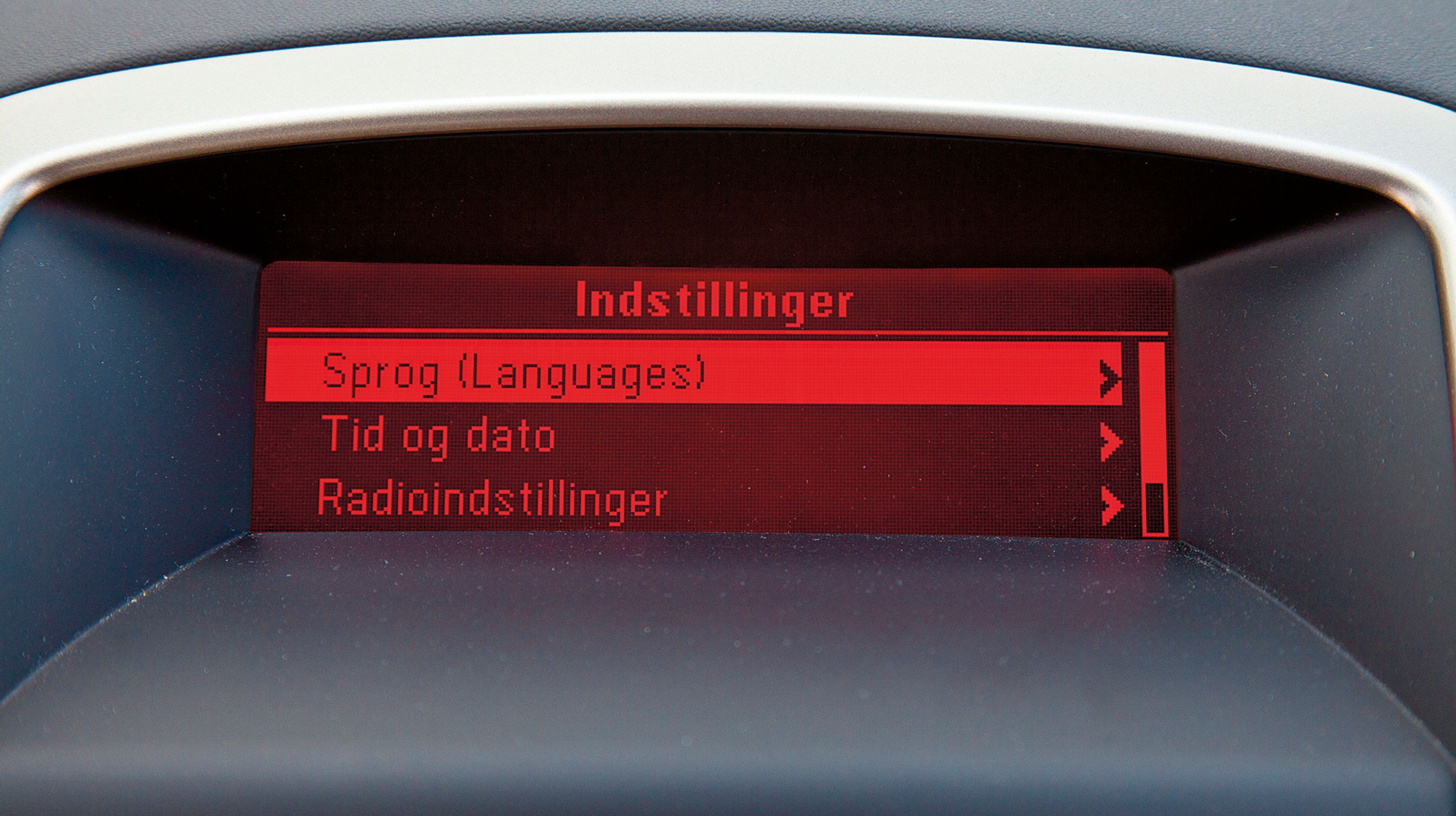 Som eneste bil i feltet kan Opel Astra indstilles til at vise dansk tekst i alle displays. Det burde alle biler på det danske marked kunne.