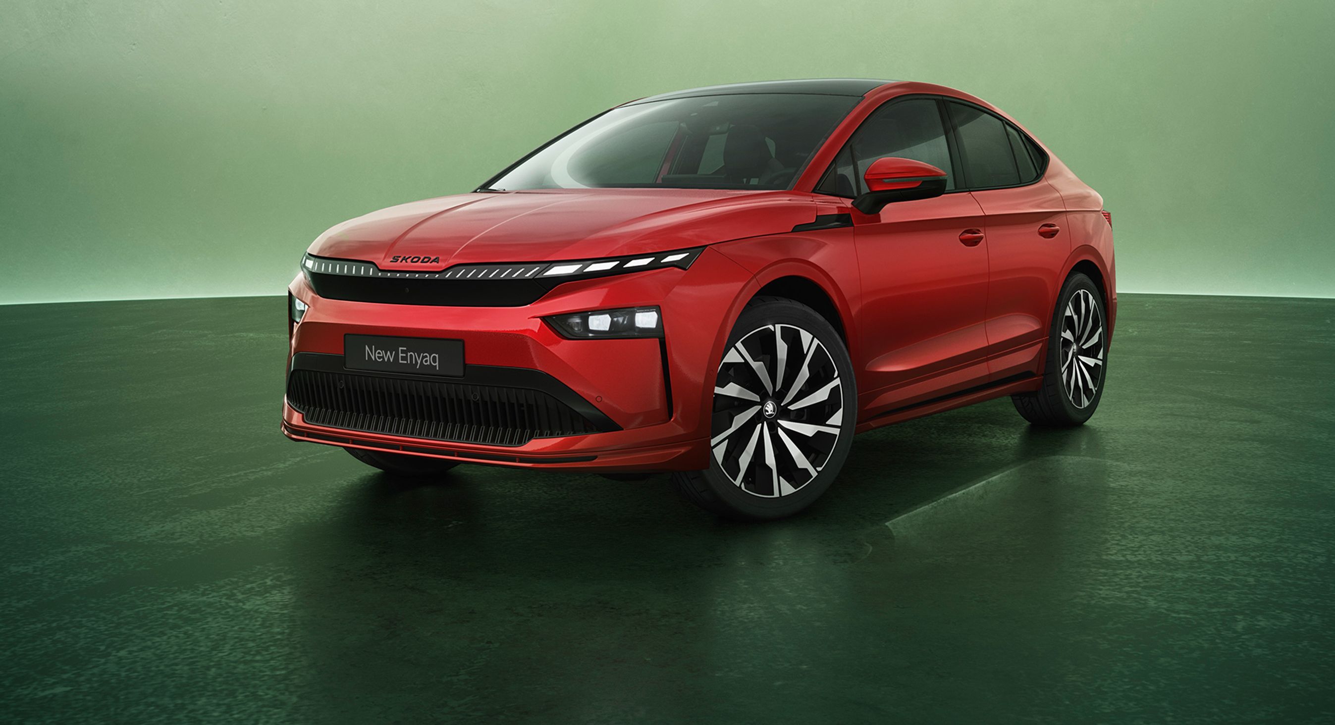 Rød Skoda Enyaq skråt forfra.