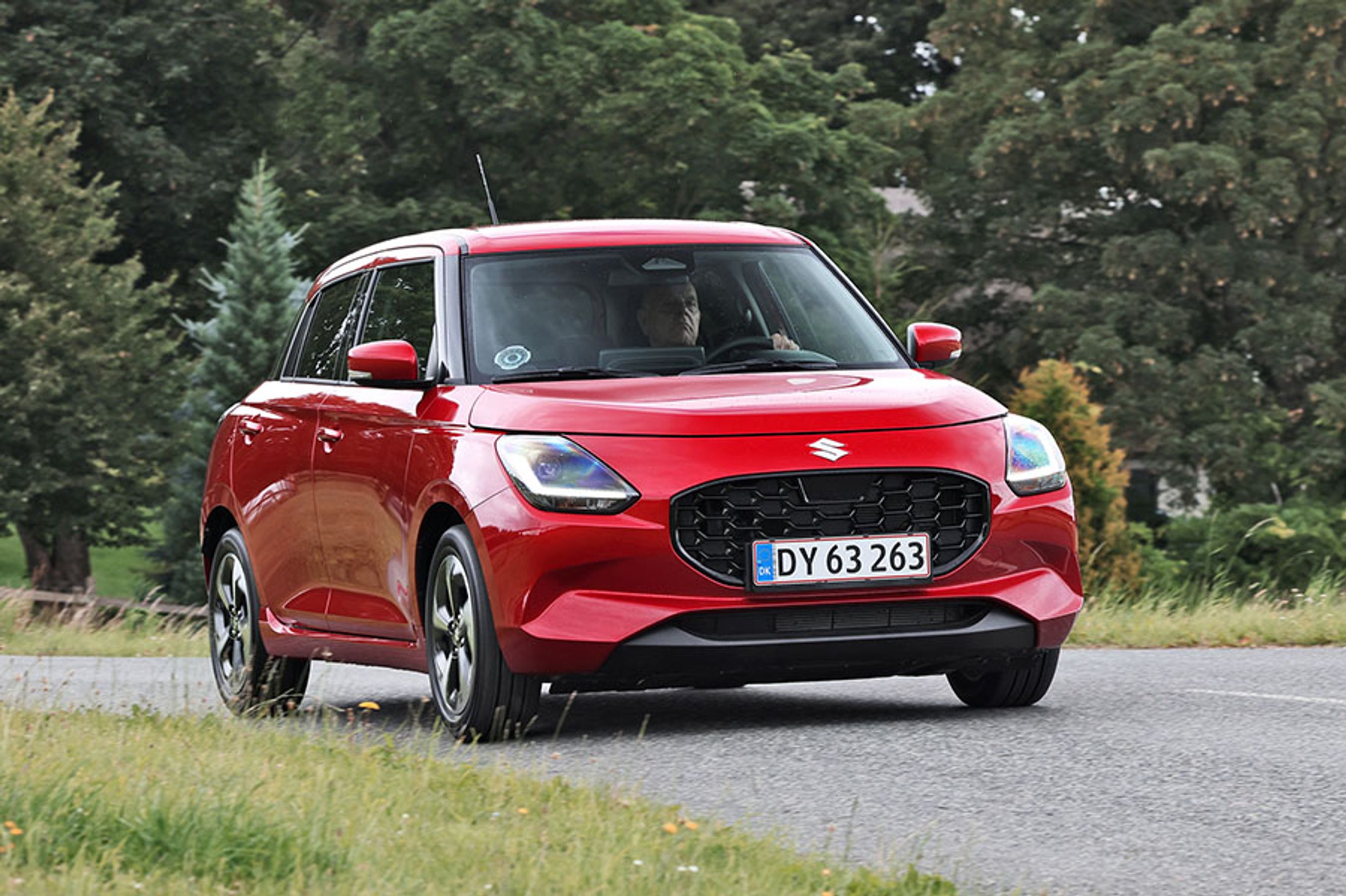 Den fjerde moderne Swift blev lanceret i 2024, og den er lettest at genkende forfra. Det specielle er, at motorhjelmen ligger som en hat oven på forlygterne, hvor motorhjelmen tidligere gik ned mellem forlygterne. Den kommer i tre versioner: basismodellen Upgrade, Advance og topmodellen Desire.