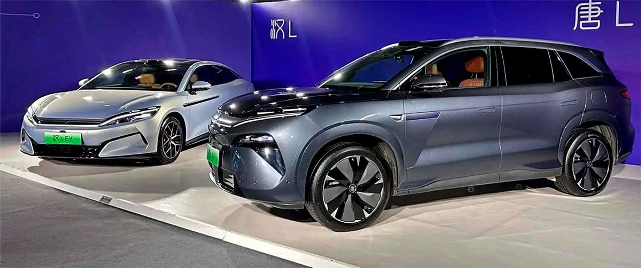 BYD lys sedan og mørk SUV på scene