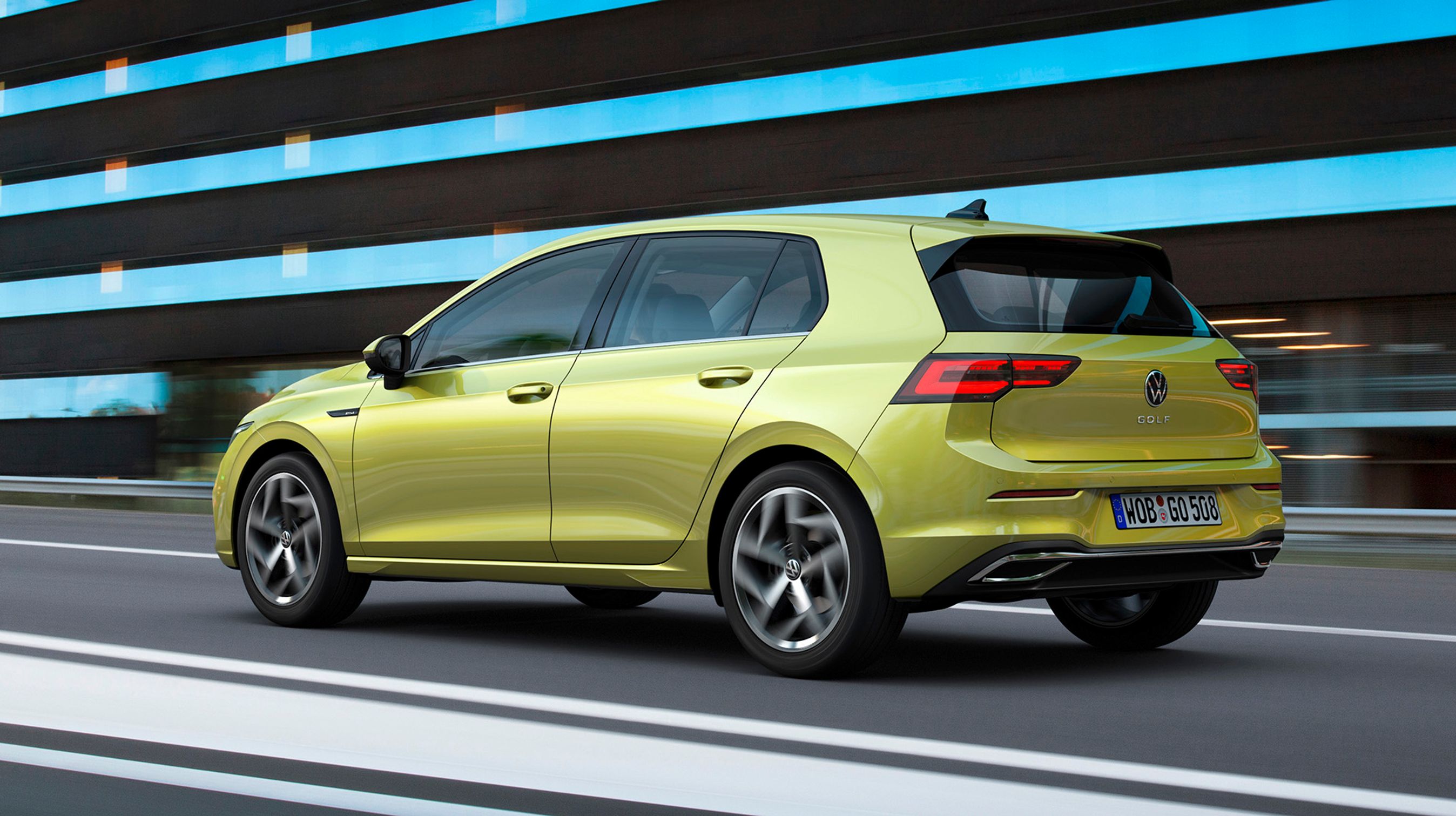 Set skråt bagfra er det tydeligt, at der er tale om en VW Golf. Men nye LED-baglygter og lidt skarpere linjer gør bilen ny at se på.