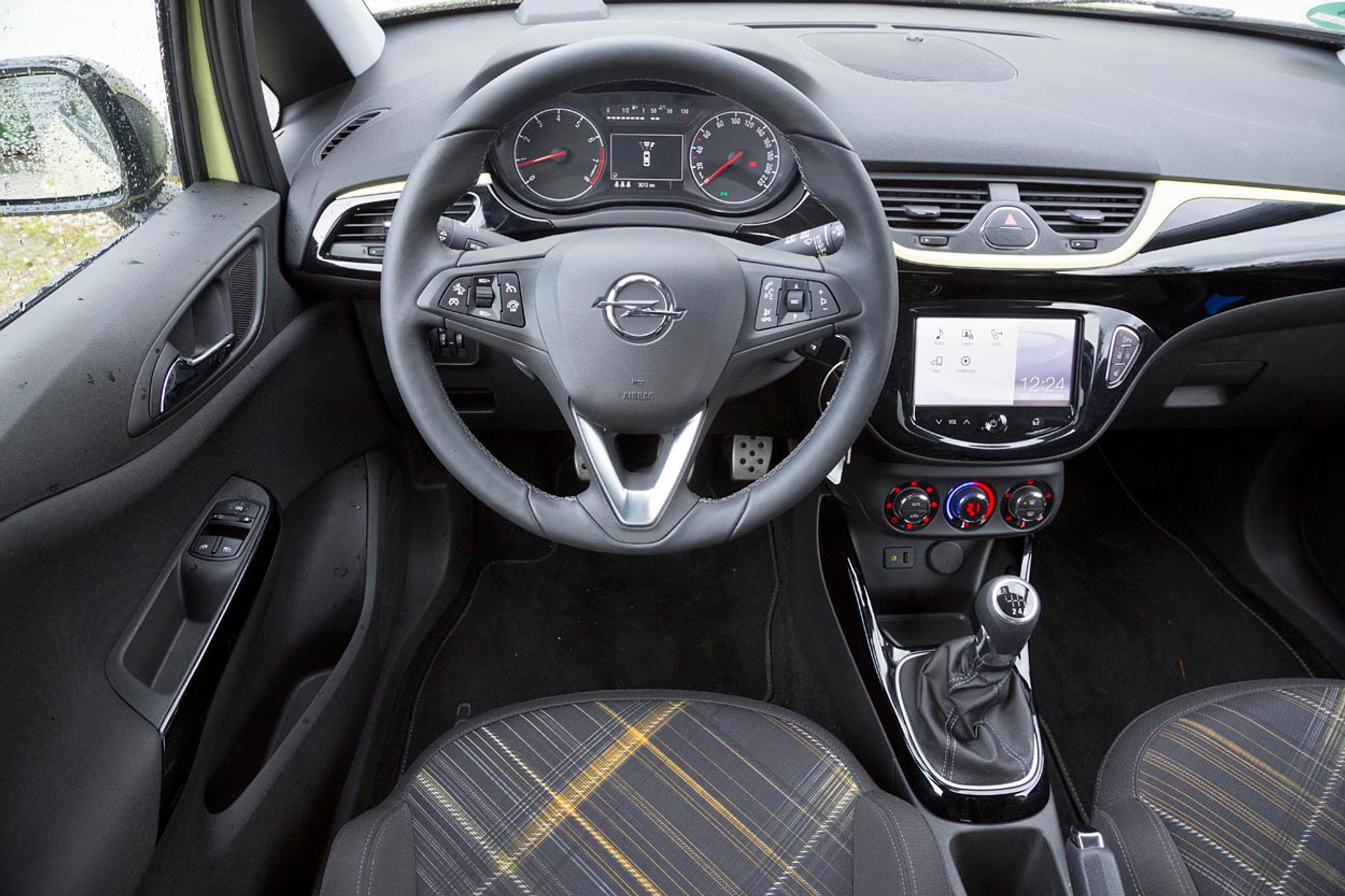 Instrumentbordet er præget af den store farveskærm i midten. Rattet kan justeres både op/ned og ud/ind, og instrumenthuset er let at aflæse. Der er gode fralægningspladser.