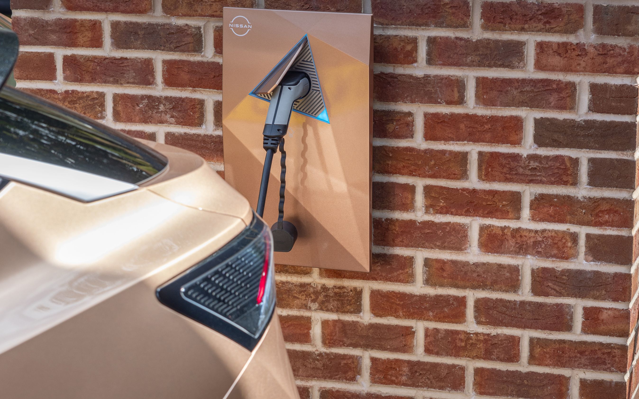 Væglader med hjørne af bil i forgrunden