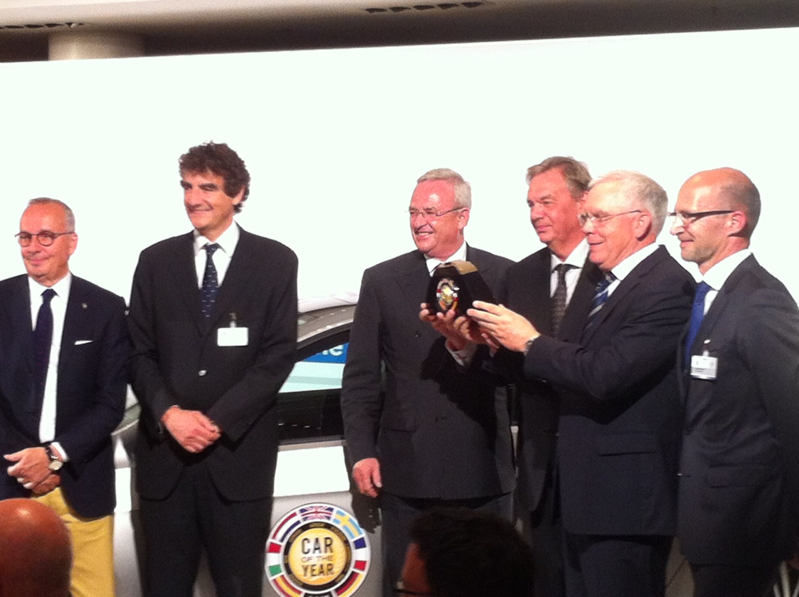 På vegne af VW modtager koncernchef prof. dr. Martin Winterkorn trofæet for 'Car of the Year' af juryens formand.