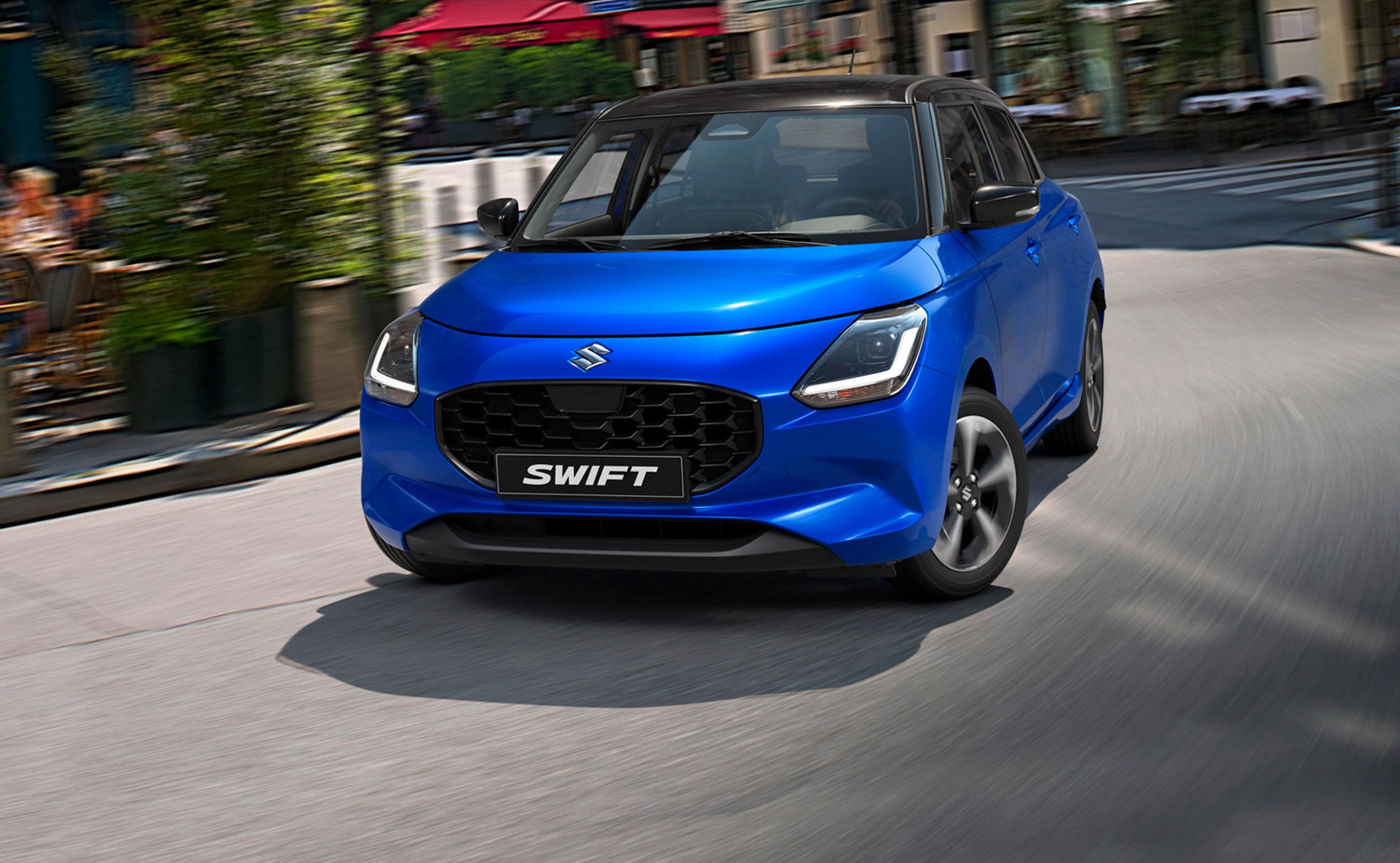 Blå Suzuki Swift lige forfra.