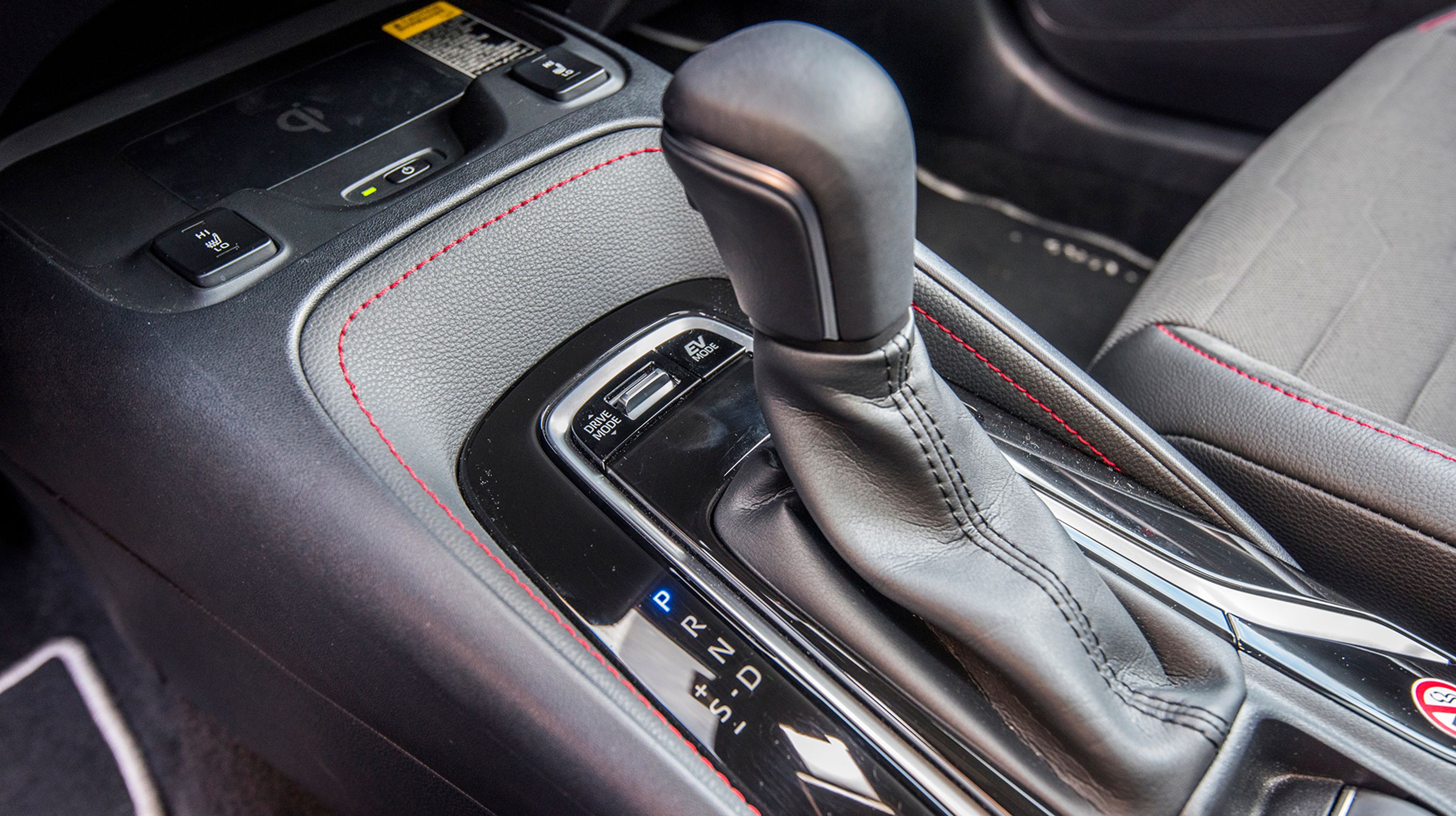 Gearstangen er nu udformet som i en mere traditionel bil med automatgear. Man skal nu selv huske at sætte den i ’P’, når man parkerer.