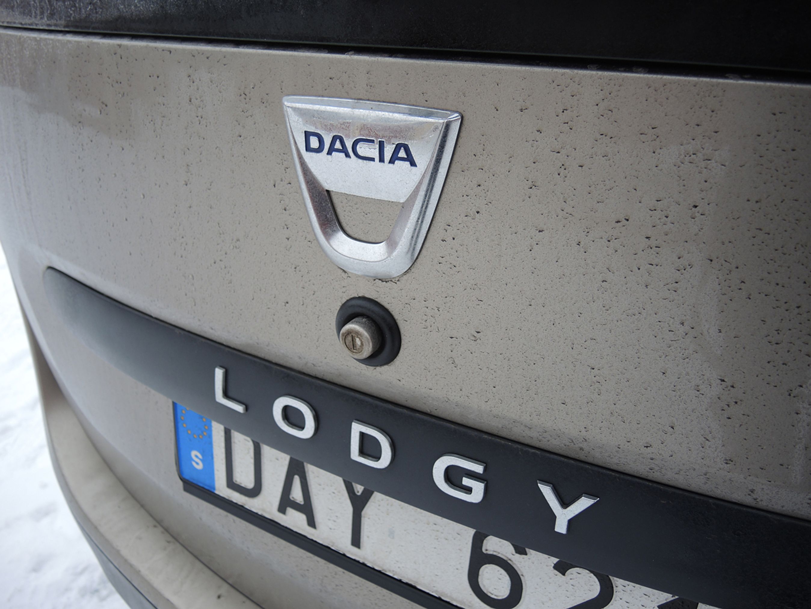 Dacia er i dag helt ejet af Renault, og bilerne er baseret på ældre teknologi fra det franske mærke.