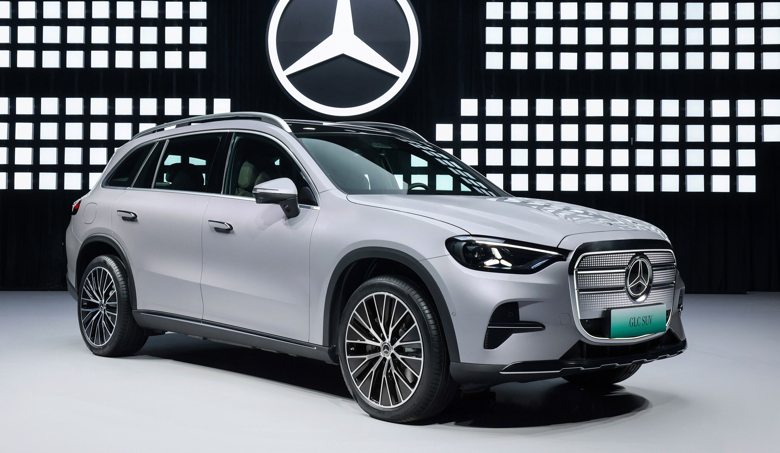 Sølvgrå Mercedes GLC i forlænget udgave.