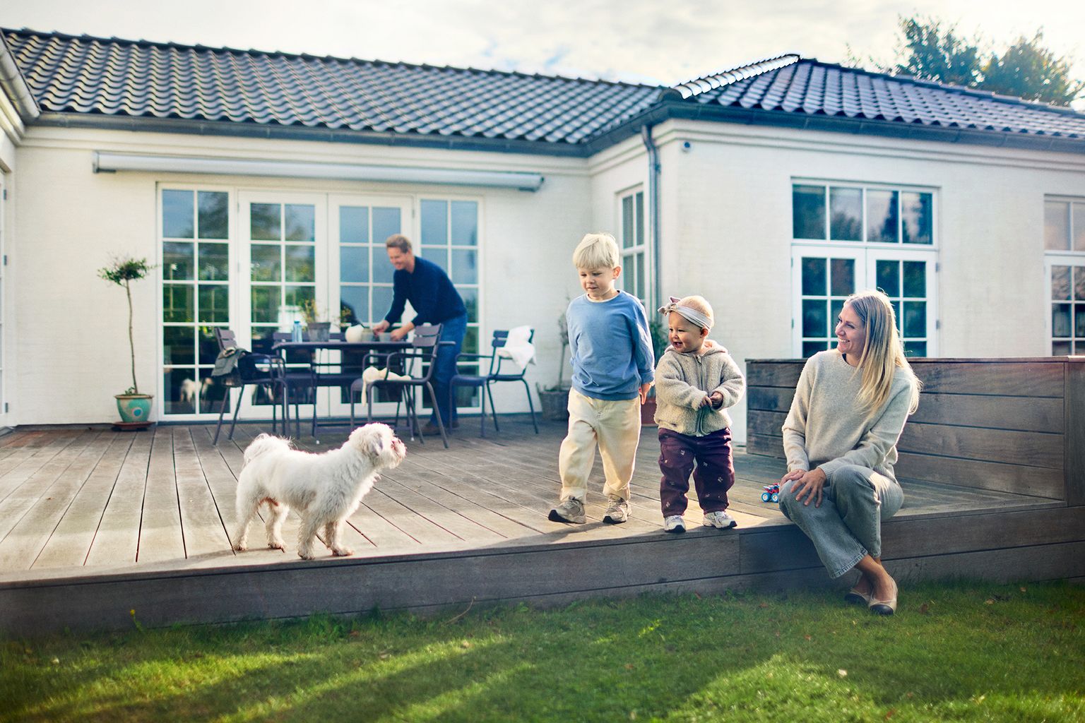 Familie på terrasse med FDM Forsikringer