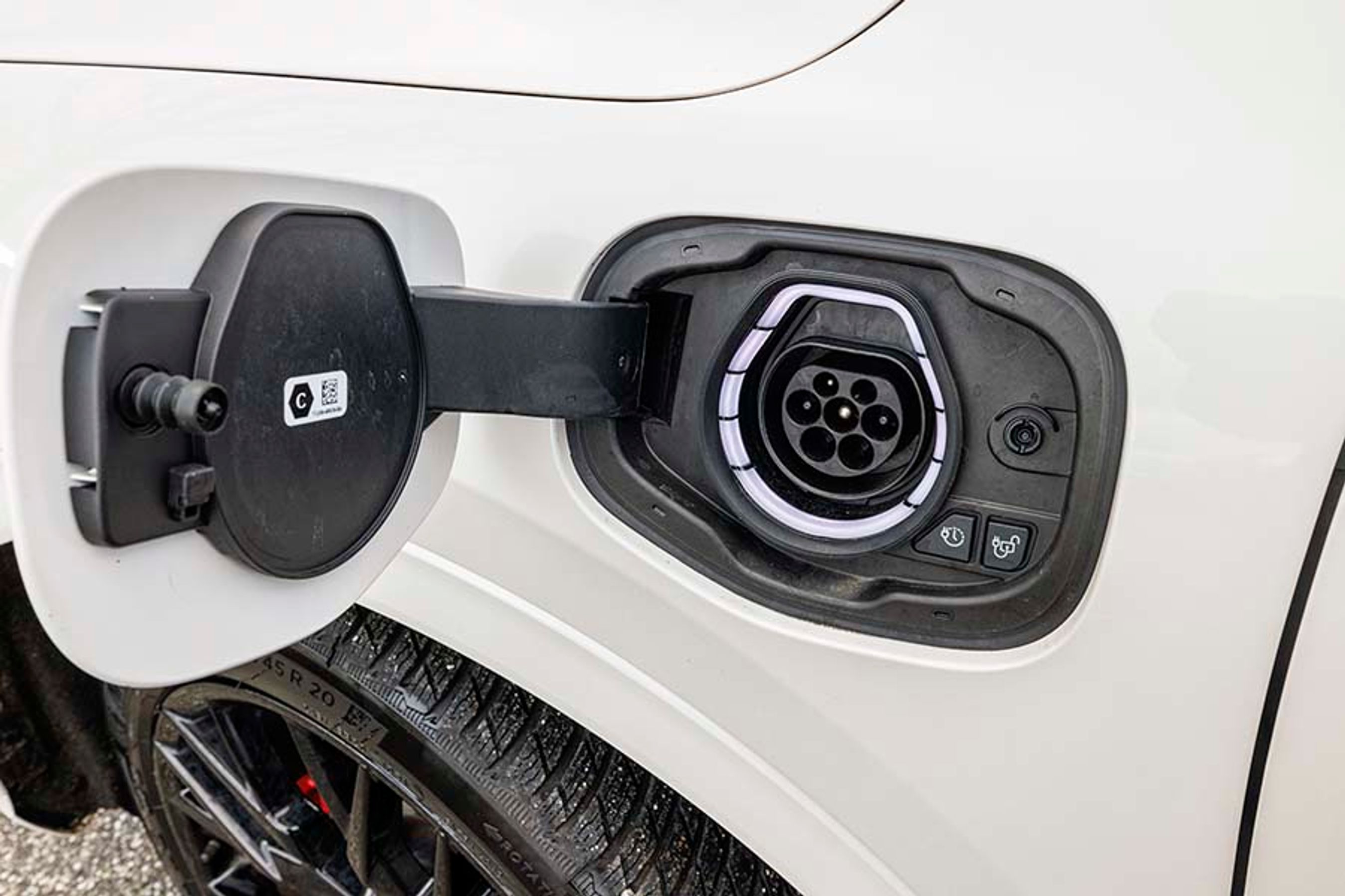 Ladestikket er placeret ved venstre forhjul. Det er muligt at oplade bilens batteri på 14,4 kWh på tre en halv time med en ladeboks. Der kan kun lades med en fase og op til 3,7 kW. Der er fint lys og mulighed for at frigøre kablet ved tryk på en knap, ligesom man kan deaktivere forskudt ladetid ved tryk på knappen.