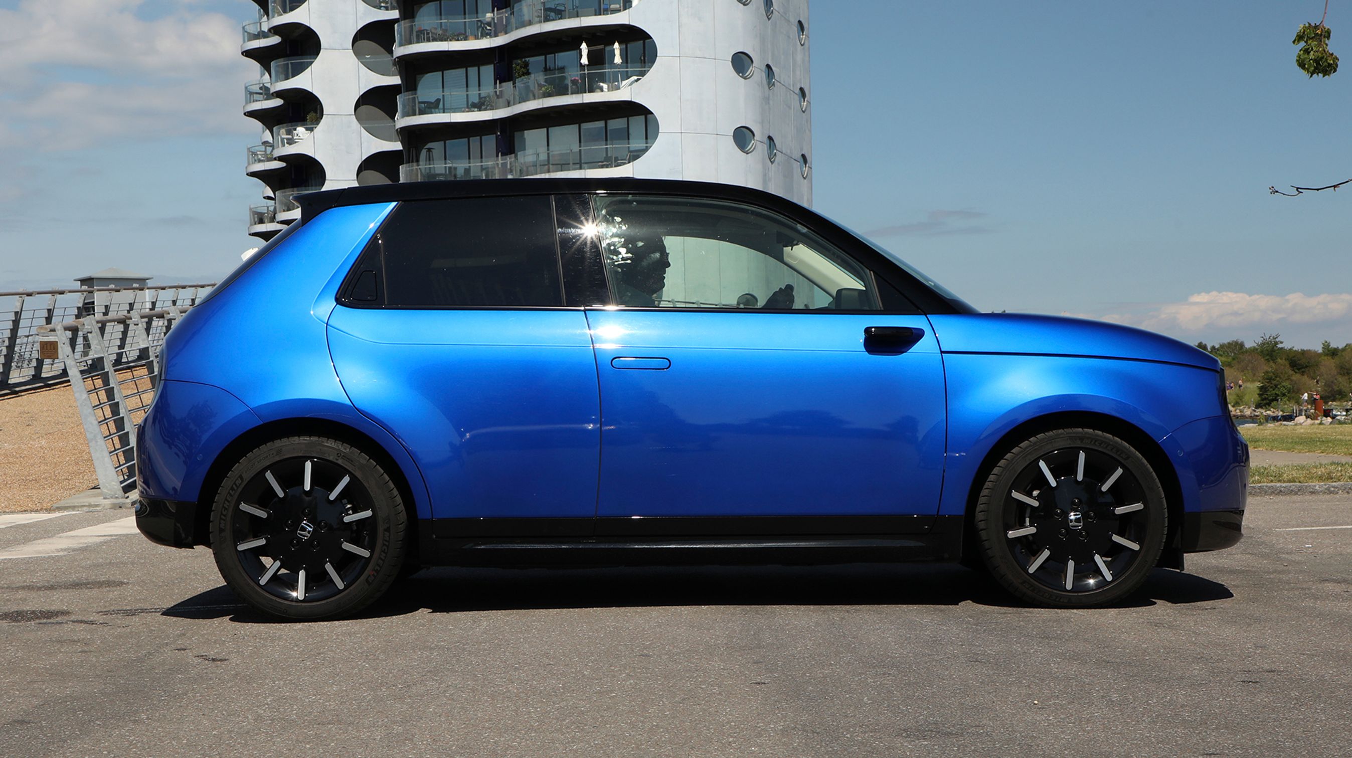 Det er en lille charmetrold, som Honda her har skabt. Designet er i retrostil med glade hilsner til den første Honda Civic. Elbilen lades fortil, mens elmotoren trækker på baghjulene.