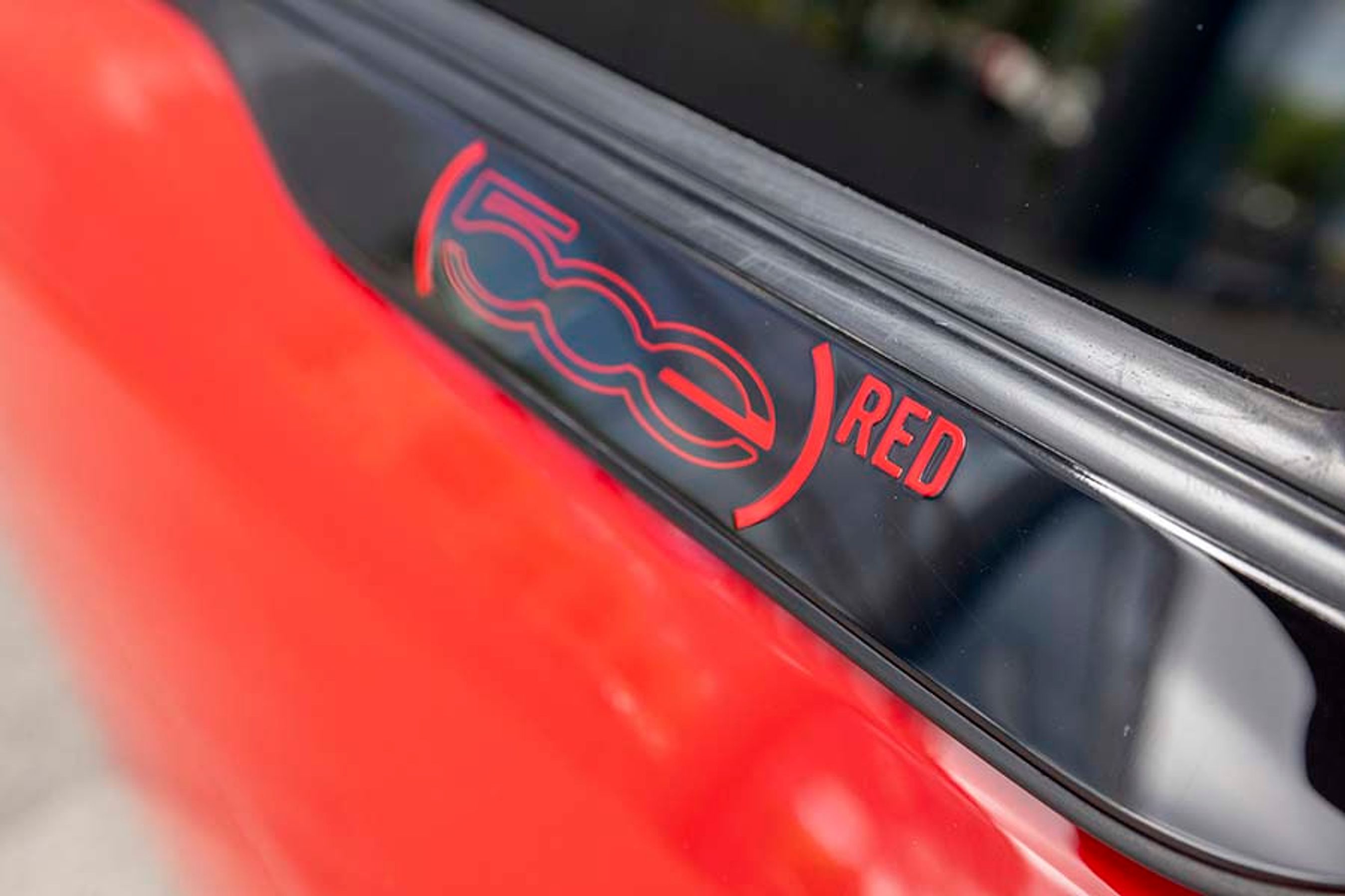 Testbilen var ikke en Icon Pack, men en særlig 500e Red-udgave. Den udstyrsvariant var kortvarigt på markedet og understreger, at vi skal vænne os til, at Fiat kommer med flere kampagnemodeller fremover. 