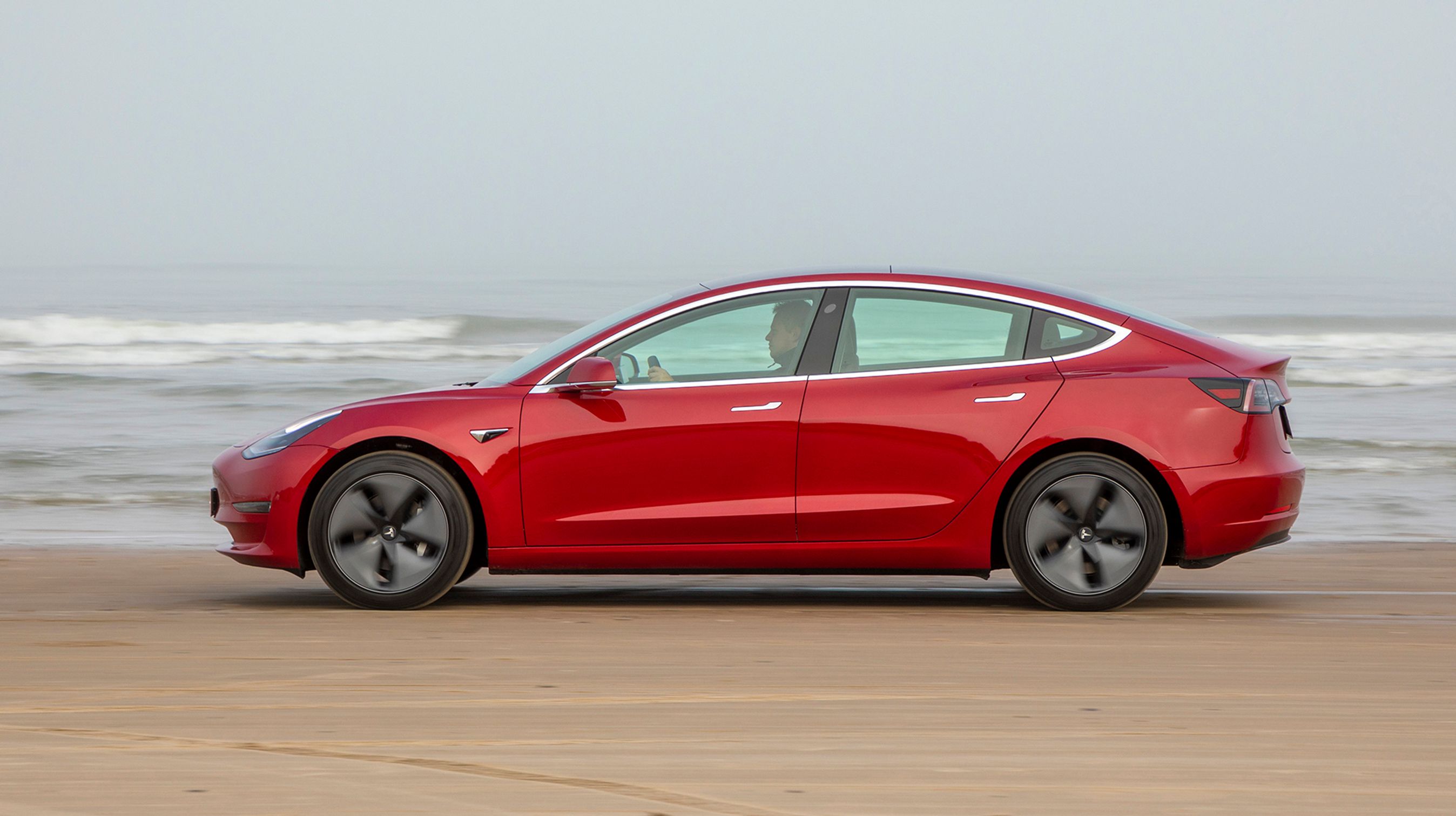 Tesla Model 3 er blandt de elbiler, der i øjeblikket er bedst sælgende i hele verden.