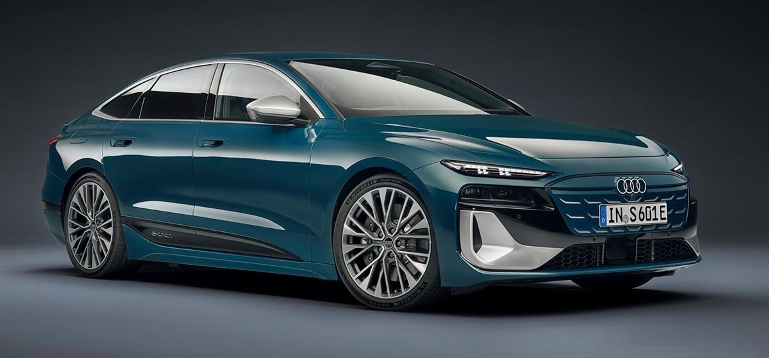 Blå Audi A6 skråt forfra.