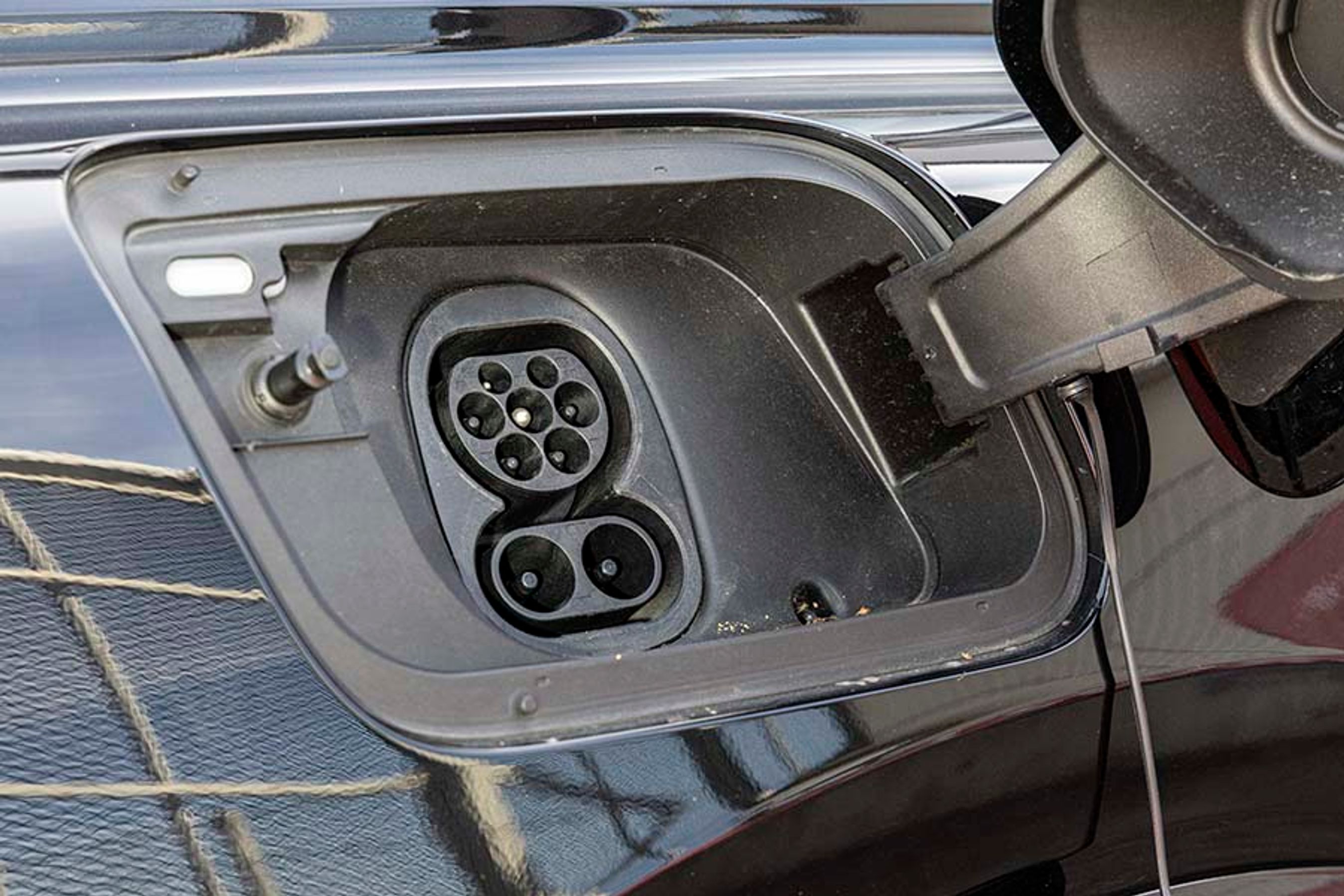 Ladelugen er placeret ved højre baghjul, og der er fin tætning i selve dækslet, så man slipper for ekstra gummi-dæksler. Der er lys og kontrollys, men vi savner en separat udløserknap til kablet. Der er 11 kW AC-lader (3 faser) og en DC-Combolader med op til 125 kW.