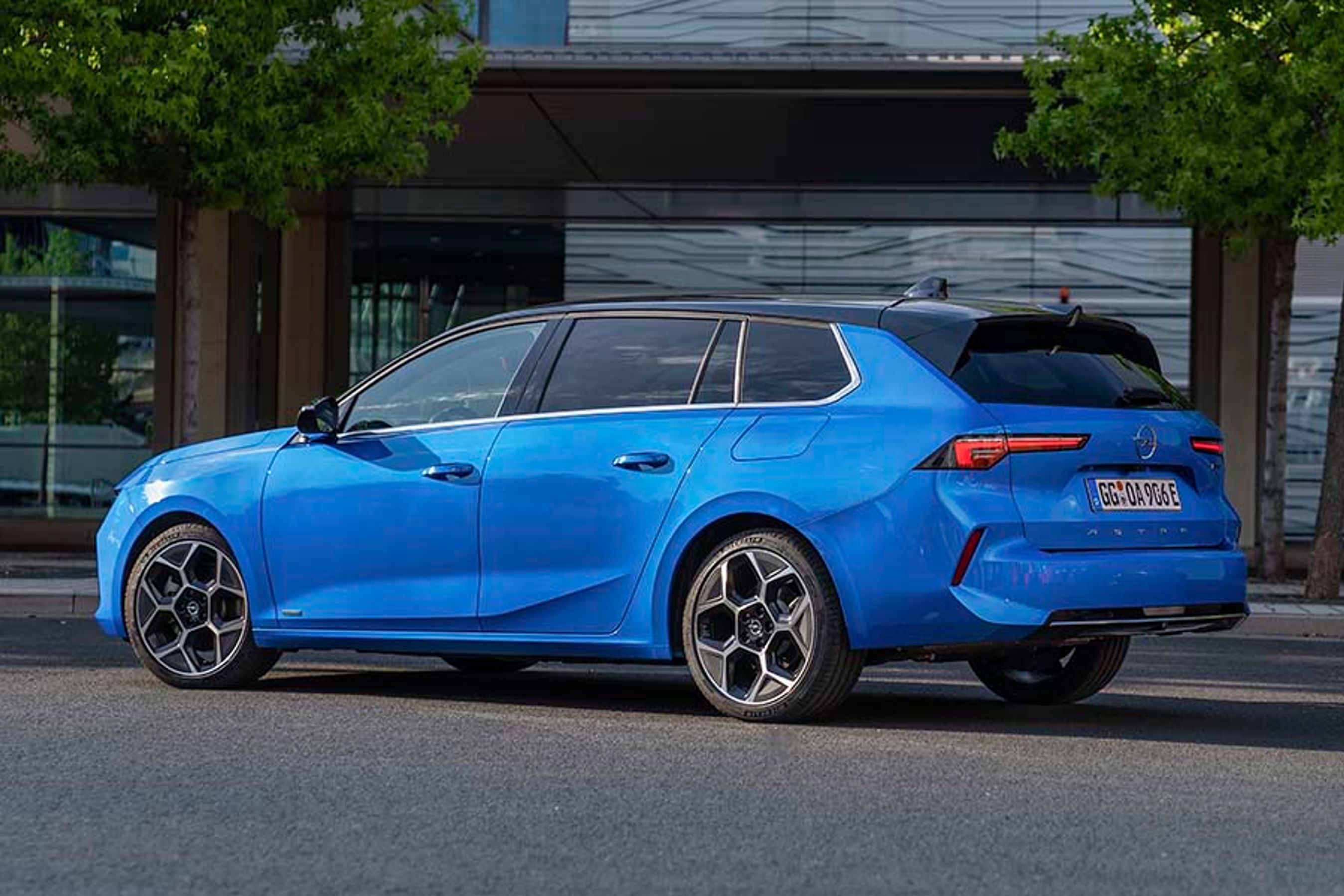 Den nye Opel Astra er blevet mere rummelig. Akselafstanden er øget, men totallængden er blevet mindre. 