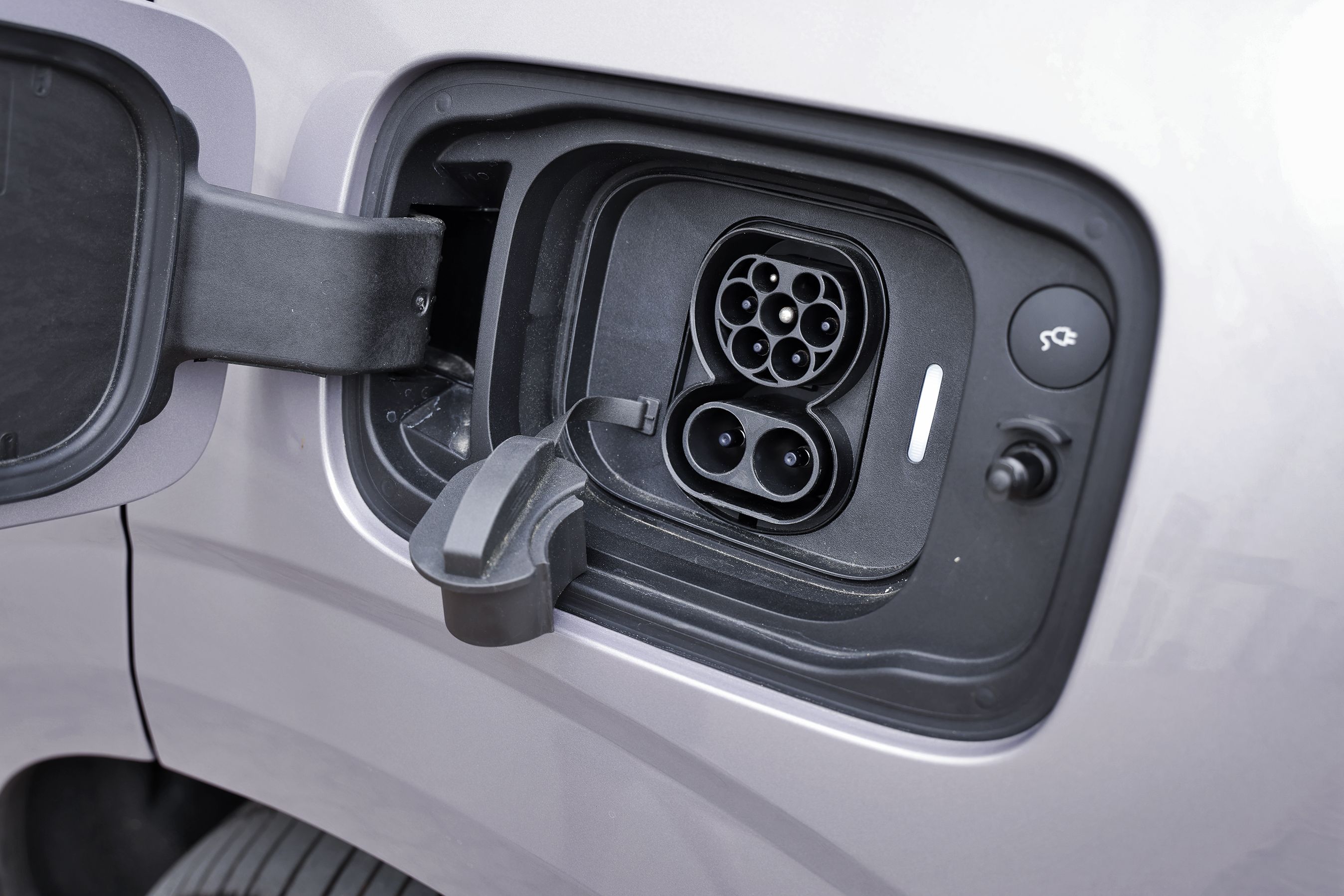 Ladestik på en Volvo EX90