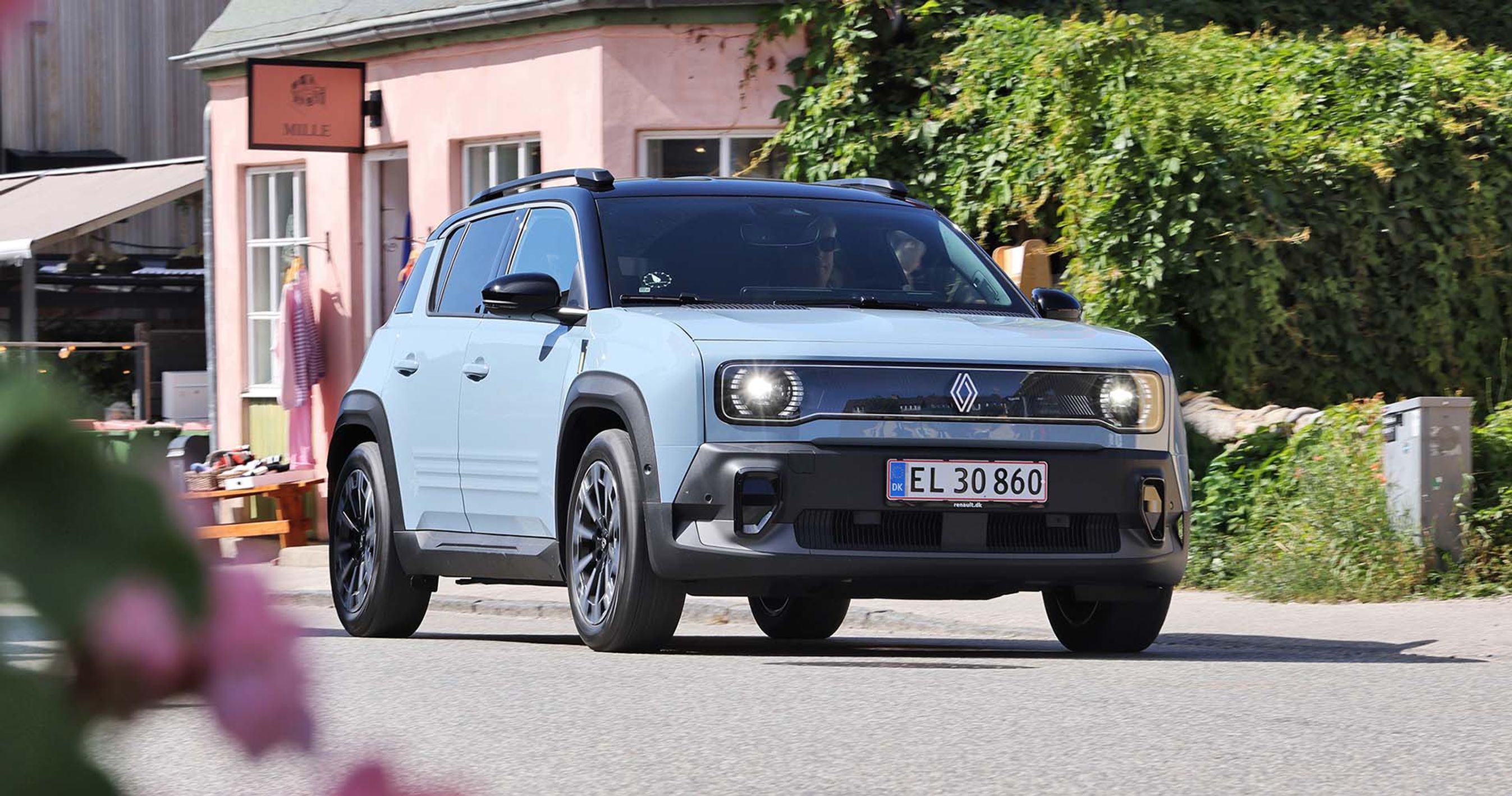 Renault 4 set forfra, mens den kører gennem by