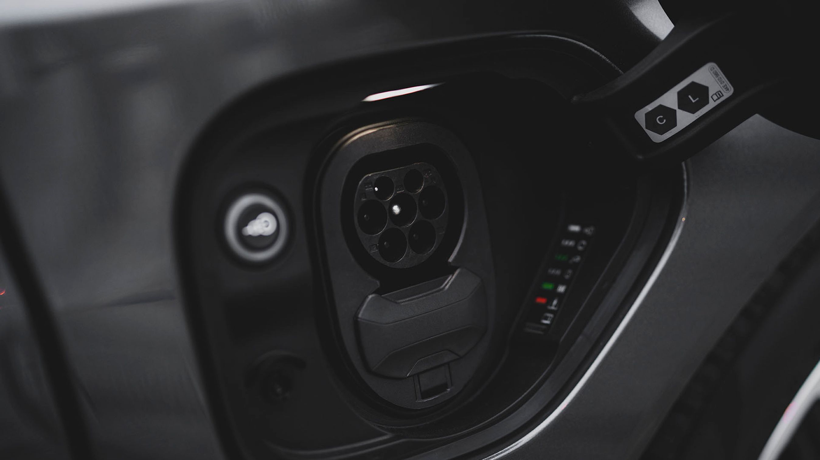 Der er et Type-2-ladestik i begge sider af bilen, mens lynladestikket kun er at finde i venstre side. Hjemme kan bilen som udgangspunkt lades med 11 kW, men man kan tilkøbe en opgradering, så den kan lade med op til 22 kW fra tre faser.