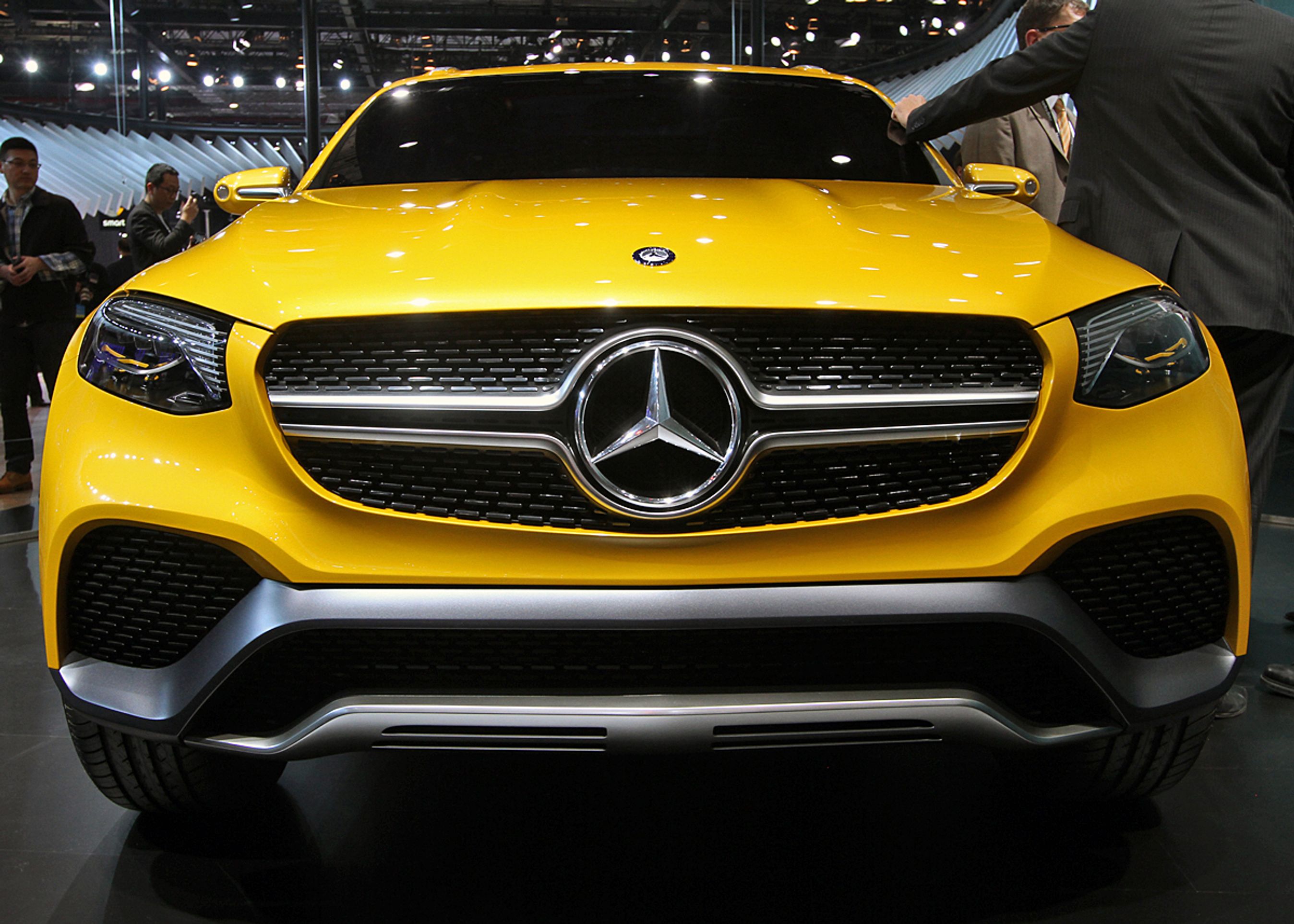 Grill'en med Mercedes-logoet er en interessant nyfortolkning af Mercedes-fronten. Mon ikke den overlever stort set uændret? Det gælder dog ikke det blå kørely.