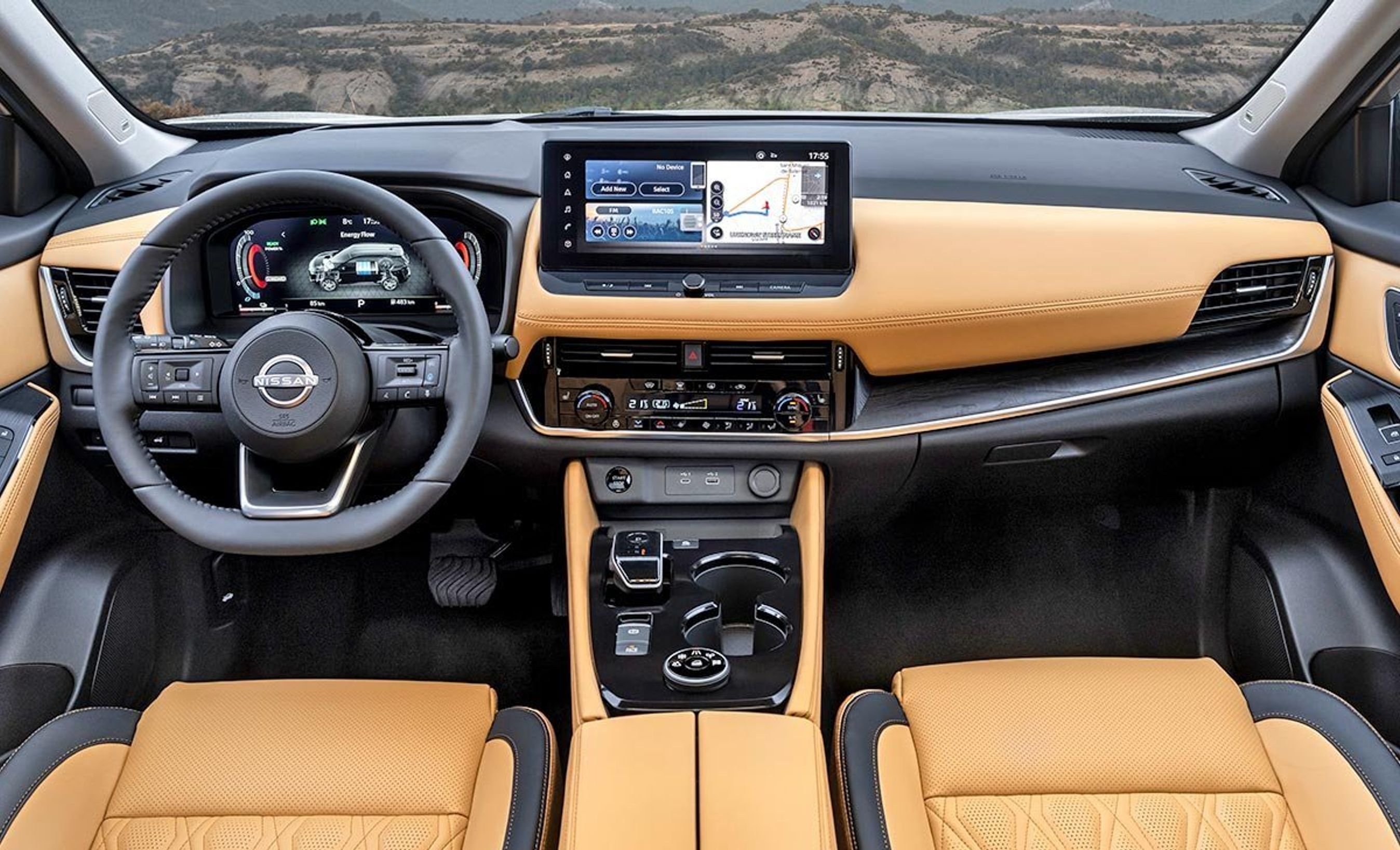 X-Trail fås i en mere luksuriøs udgave end Qashqai. Midterkonsollen er ny og større - der er blevet plads til kopholdere ved siden af gearvælgeren.