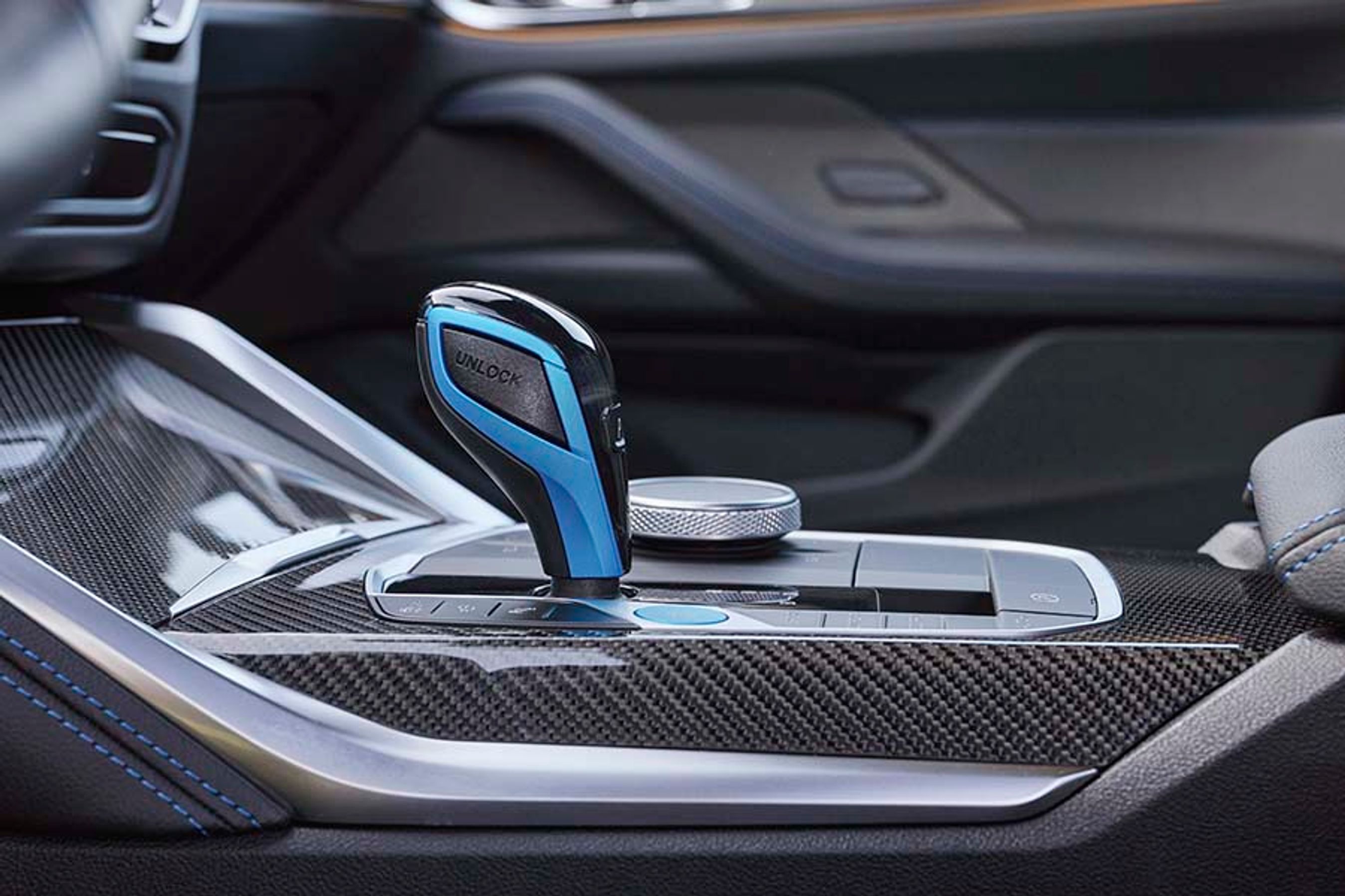 Der er masser af blå detaljer, der signalerer, at vi har med en elbil at gøre. Her er det skiftegrebet til den meget velfungerende automatgearkasse.