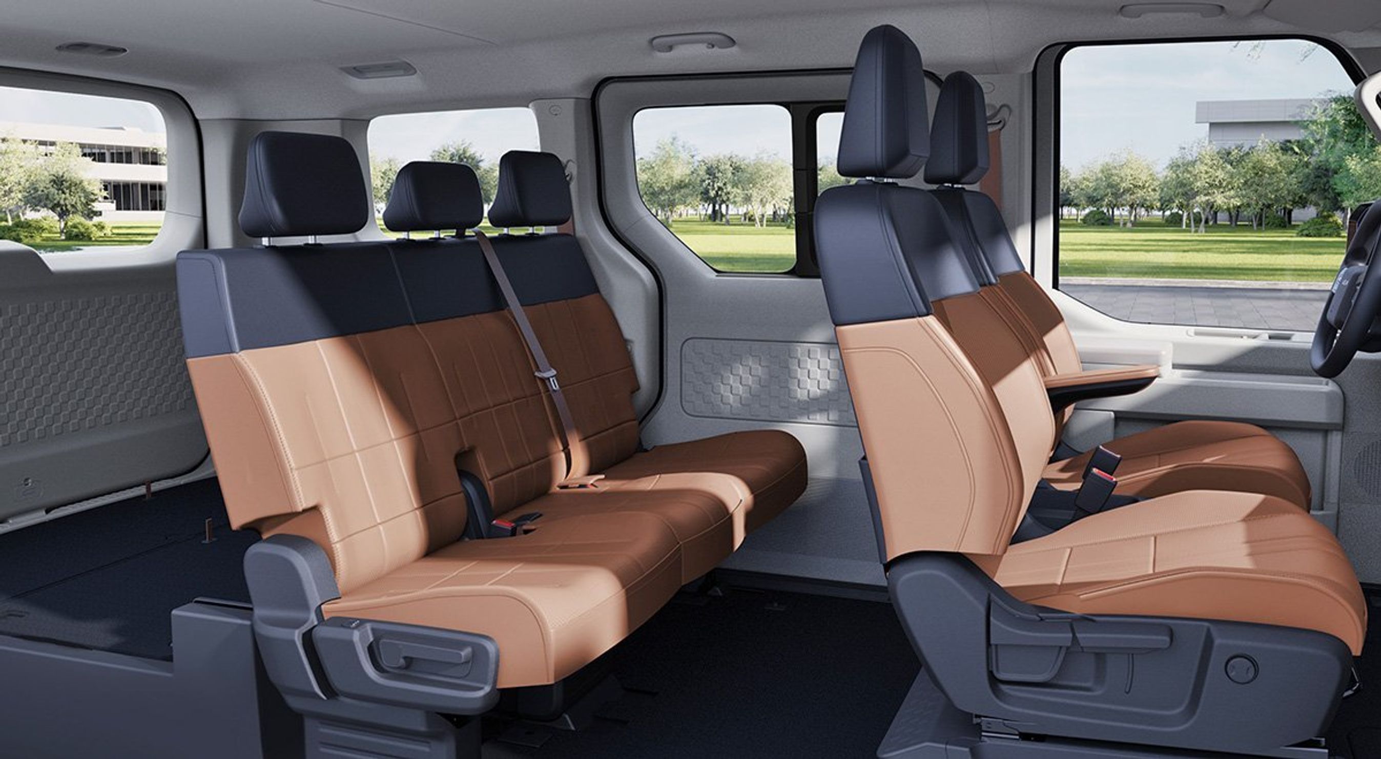 Bagsæde med brunt betræk.