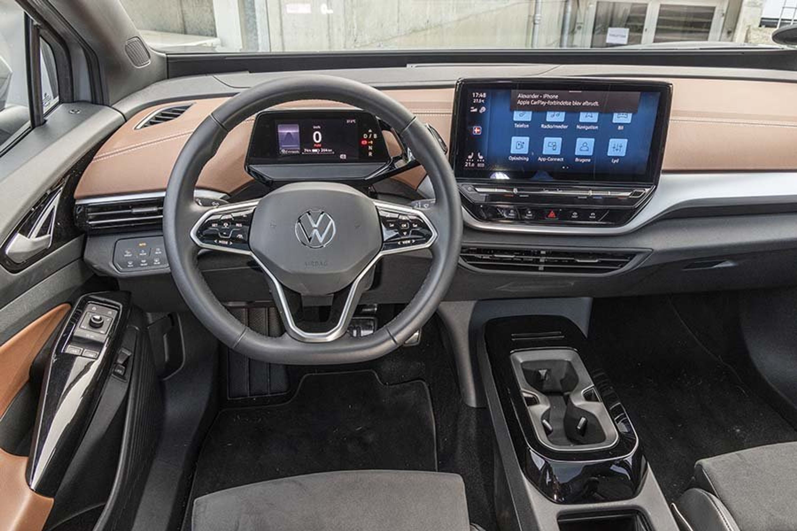 12-tommerskærmen i midten er af nyeste generation, og den fungerer fint.