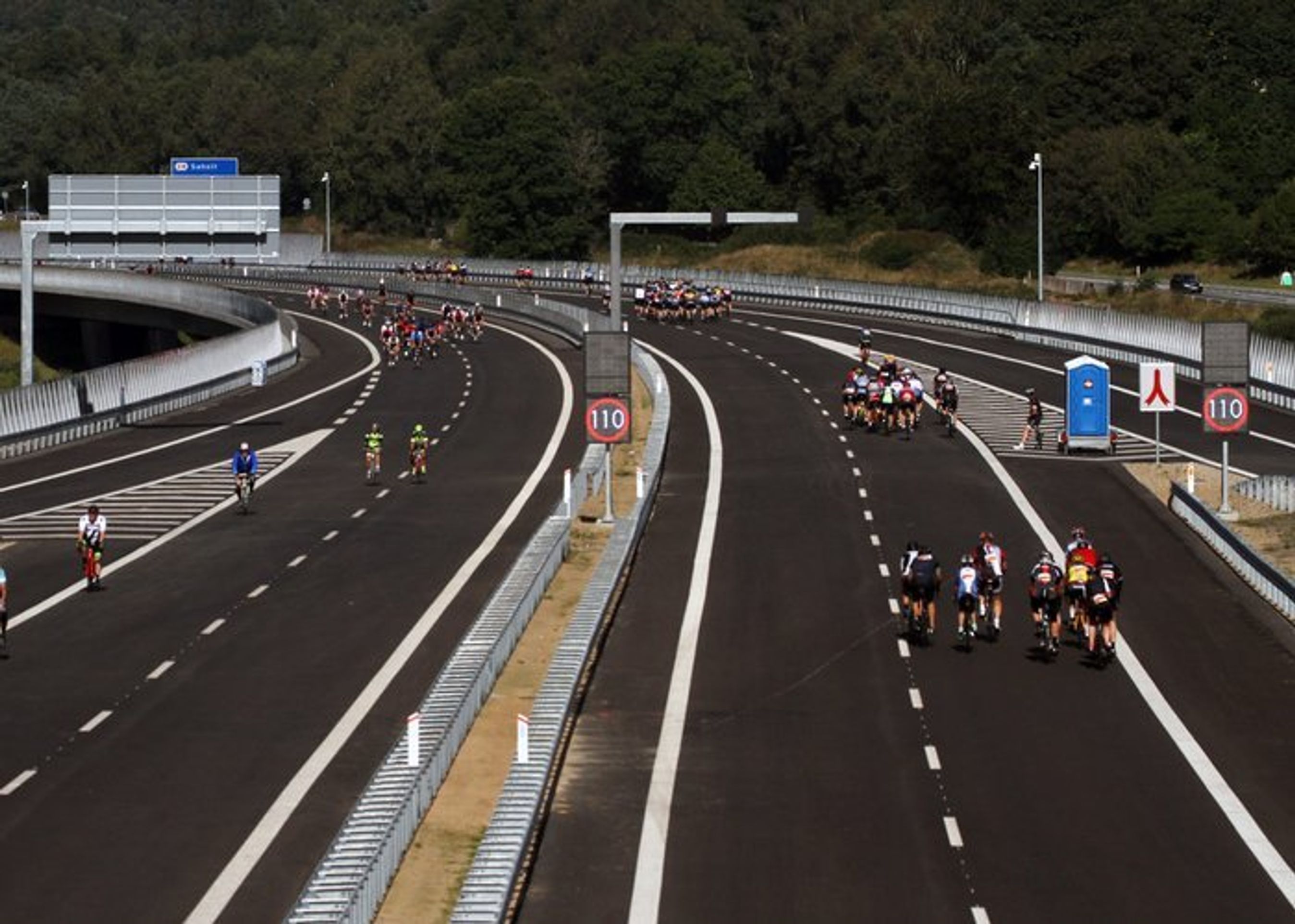 Et sjældent syn: cykler på en motorvej. Kort inden indvielsen var der stort cykelløb på de ca. 2x16 km motorvej.