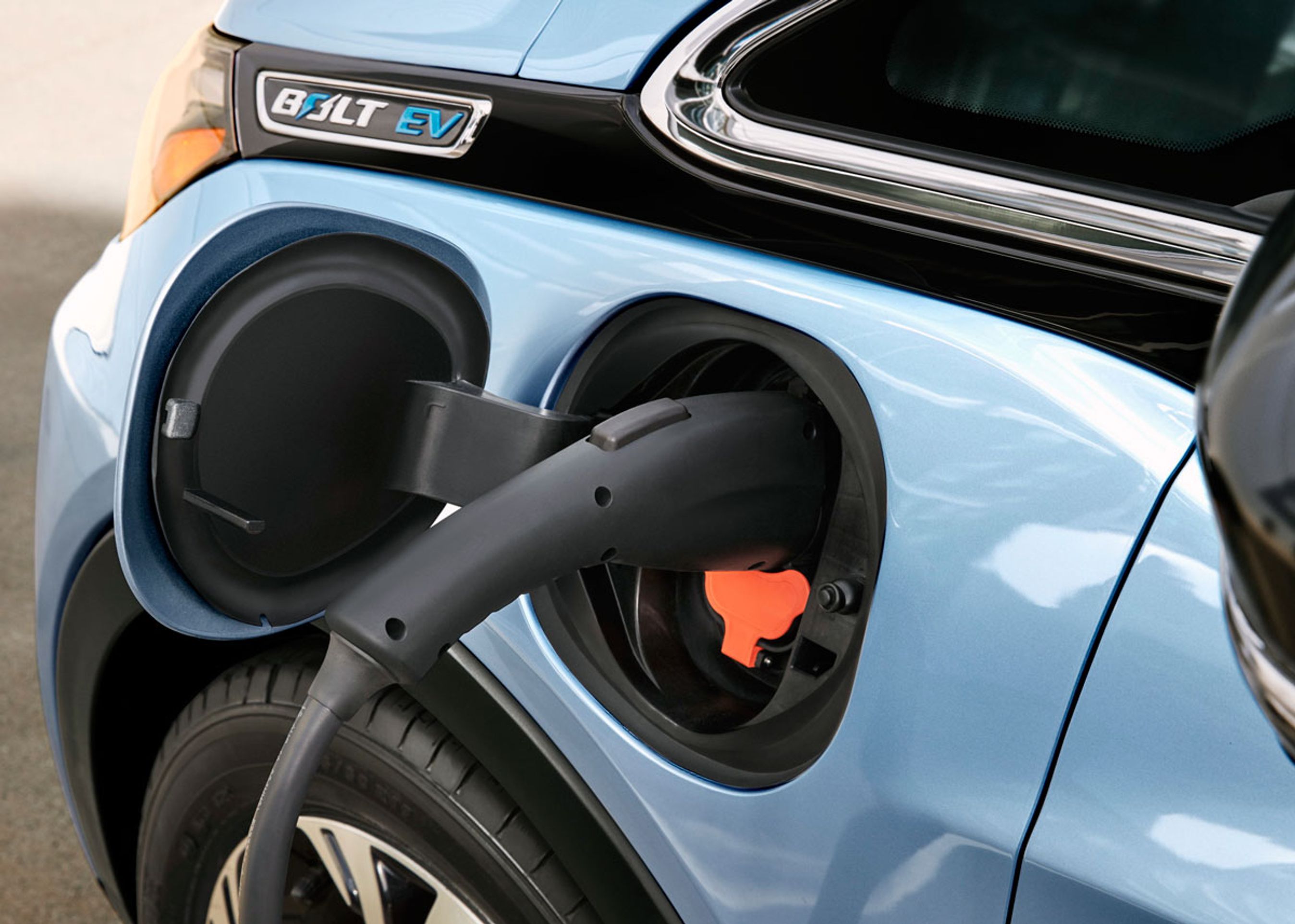 Opladningen sker med et stik foran førerdøren.