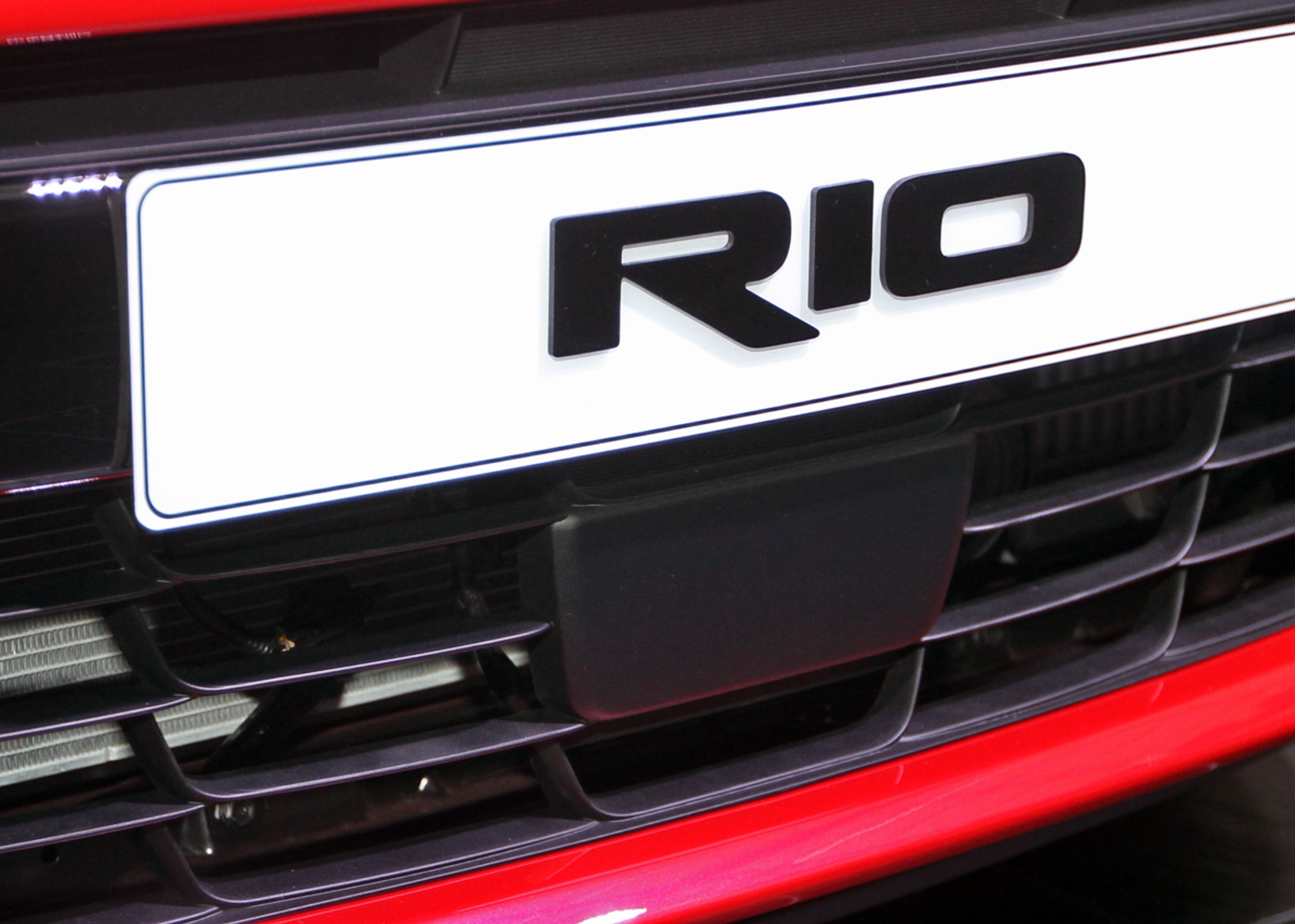 Radaren under nummerpladen fortæller, at Rio har nødbremse og evt. også adaptiv fartpilot.