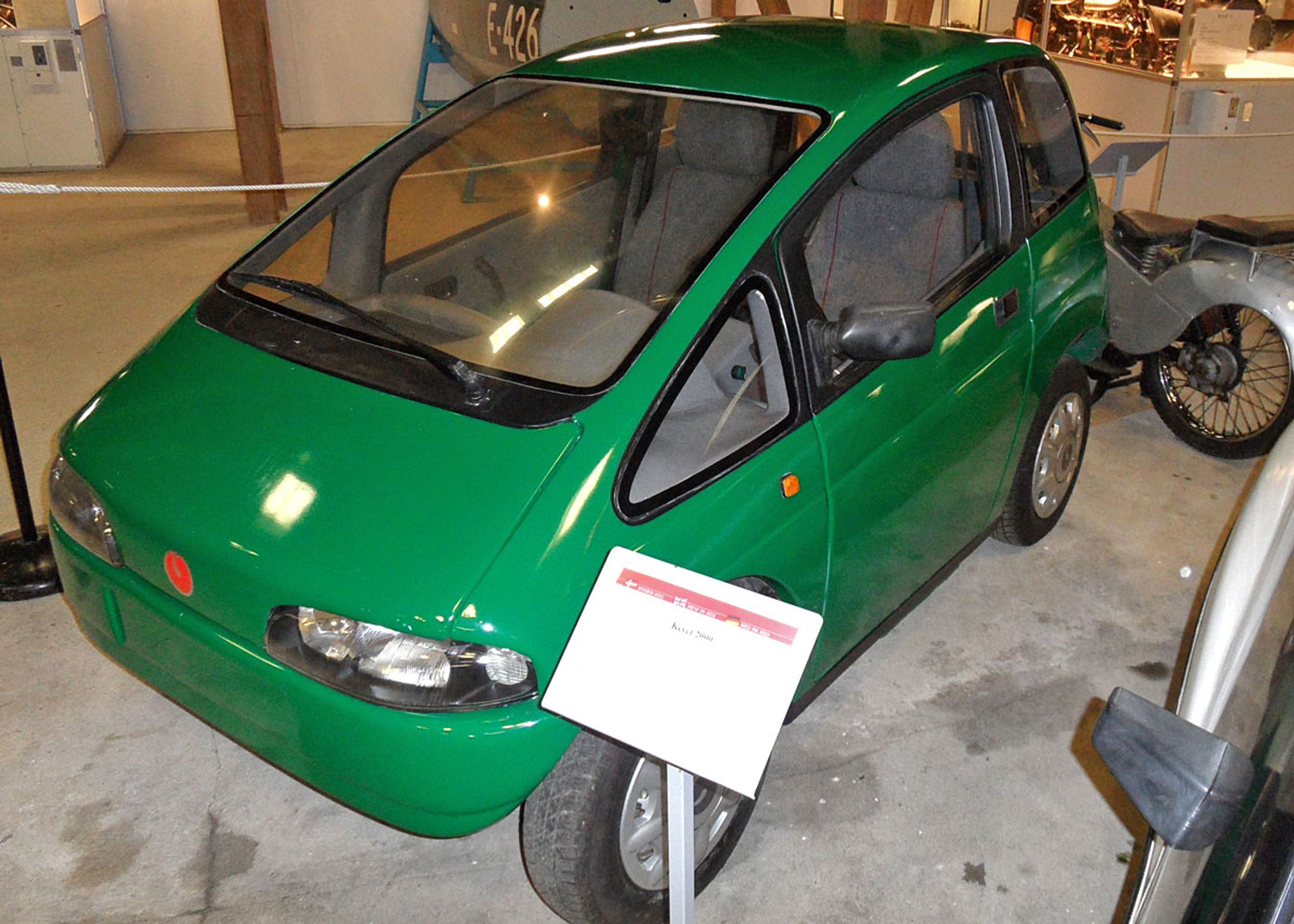 Kewet-designbilen fra 2000 har litium-ion-batteri og en motor i hvert hjul. Denne avancerede udgave blev aldrig til noget, og den almindelige Kewet med blysyre-battei var bestemt heller ingen succes.