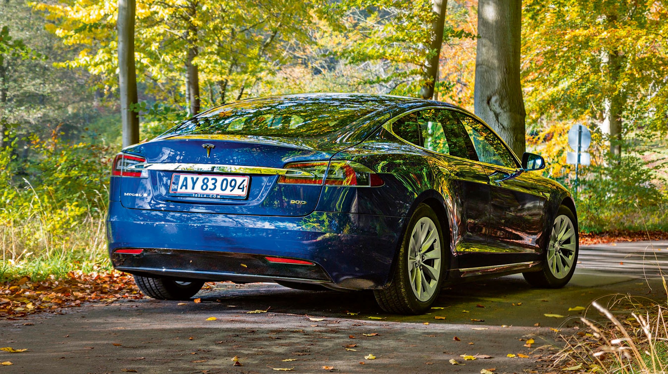 Tesla Model S er som udgangspunkt en fempersoners bil med bagagerum både for og bag. Men man kan tilkøbe et ekstra dobbeltsæde til det bagerste bagagerum, og så kan bilen rumme op til syv personer.