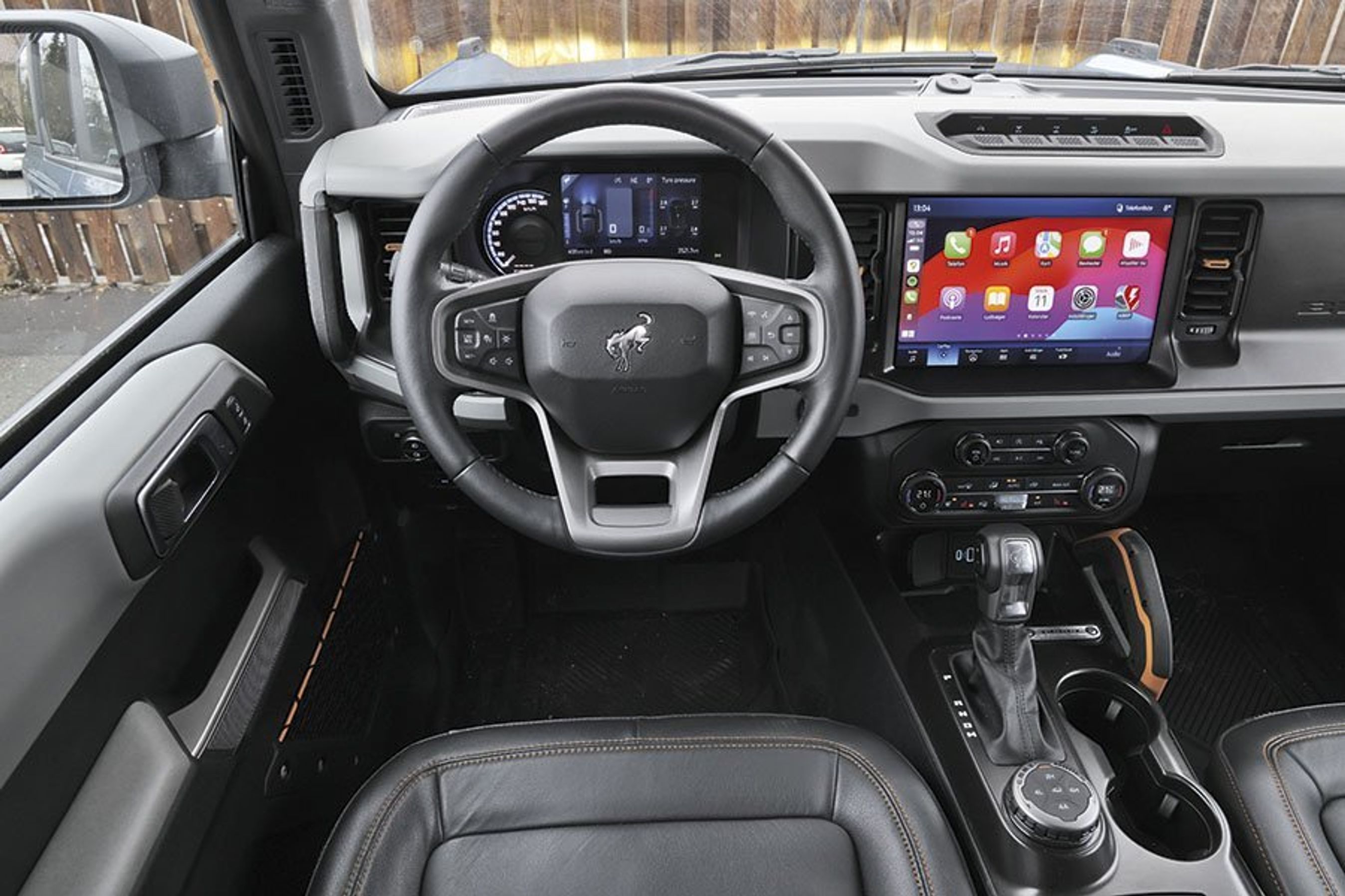 Kabinen i en Ford Bronco med stor skærm i midten