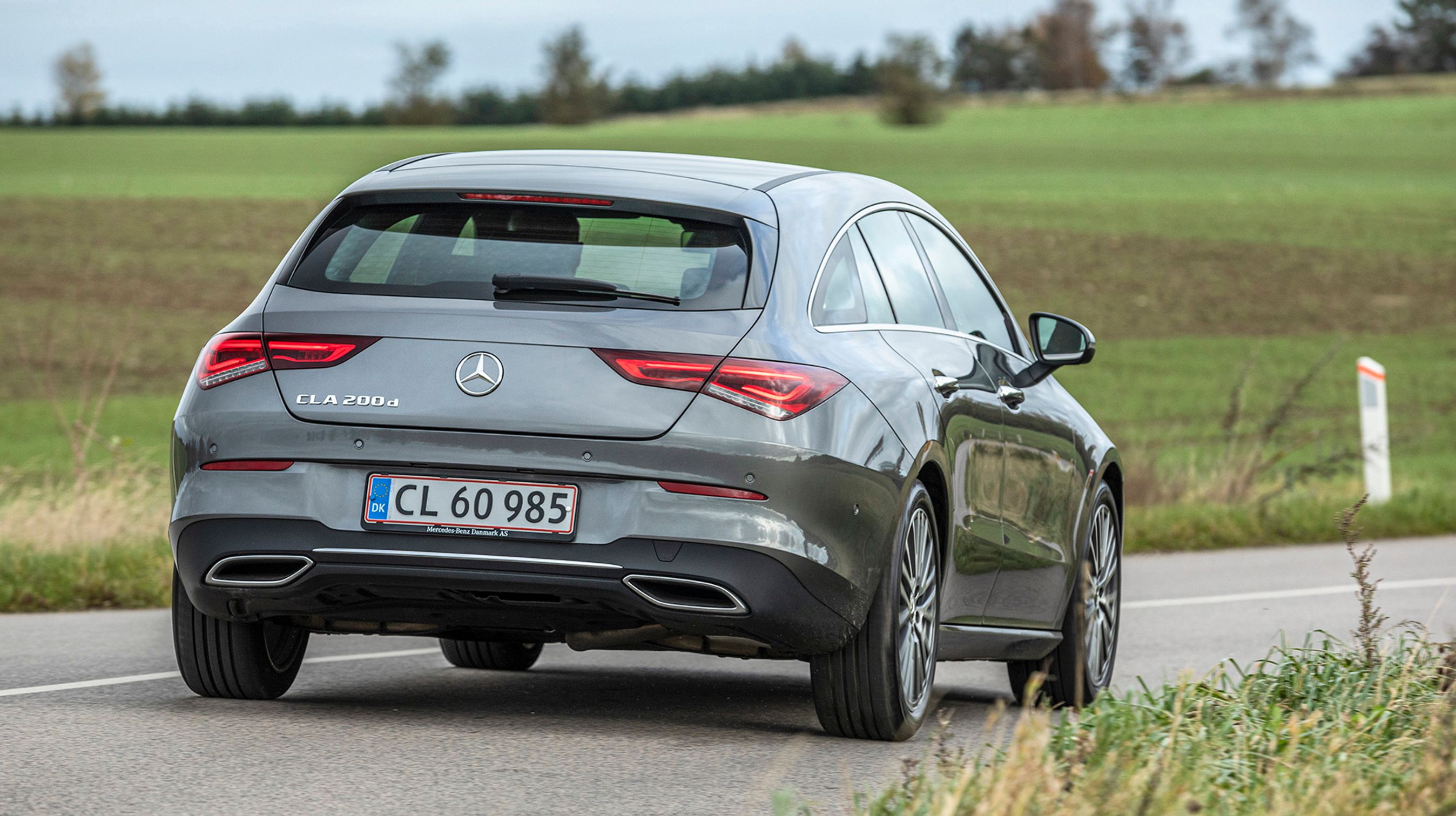 Det er bagfra, at CLA Shooting Brake skiller sig mest ud. Med elegante baglygter og flotte linjer. Eneste påklistrede er modelangivelsen i venstre side. 