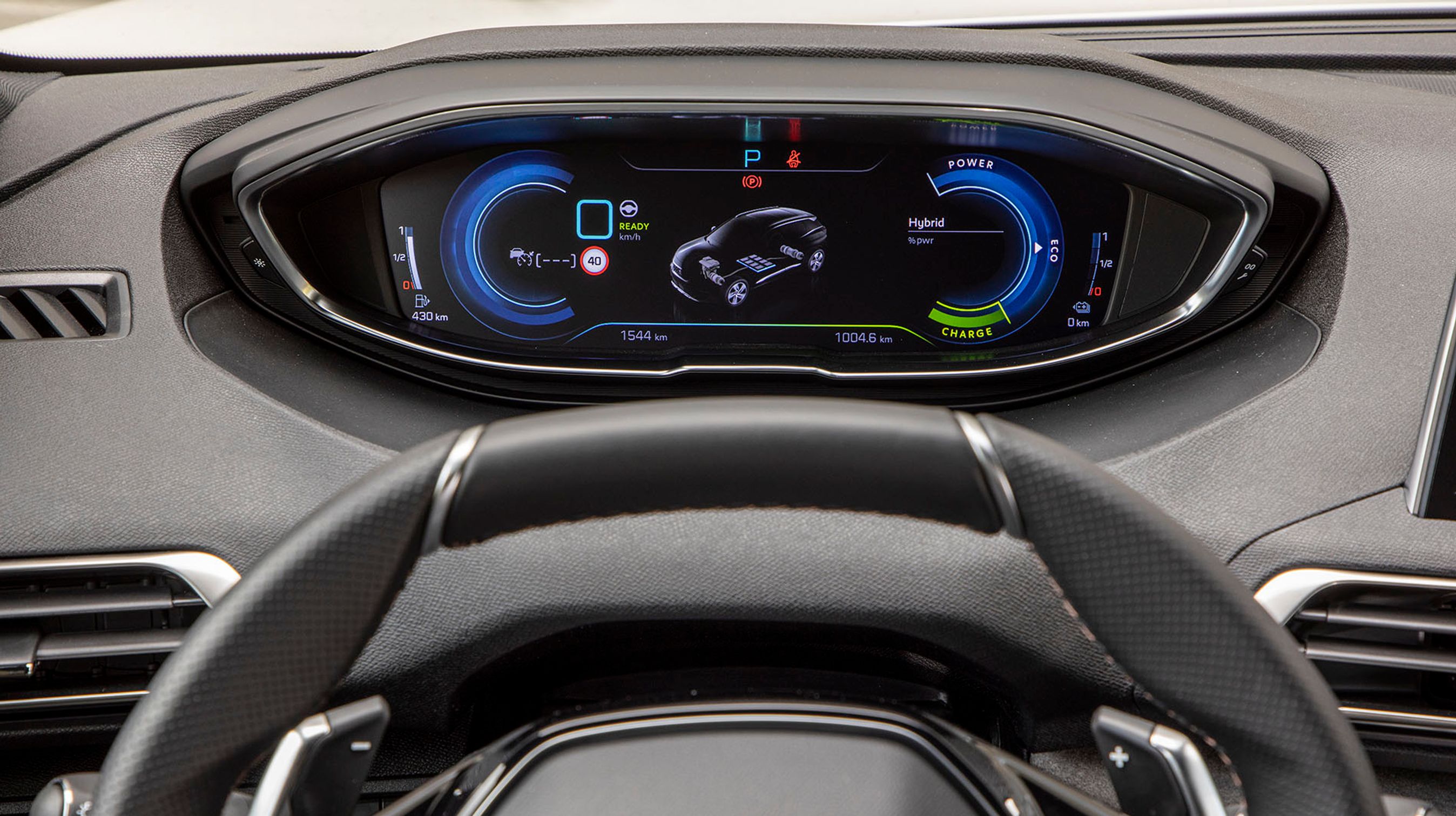 Der er flere visninger i de digitale instrumenter. Men med denne visning kan du se, hvor kræfterne kommer fra, og hvor meget strøm der er tilbage på batteriet (0 km på billedet). 