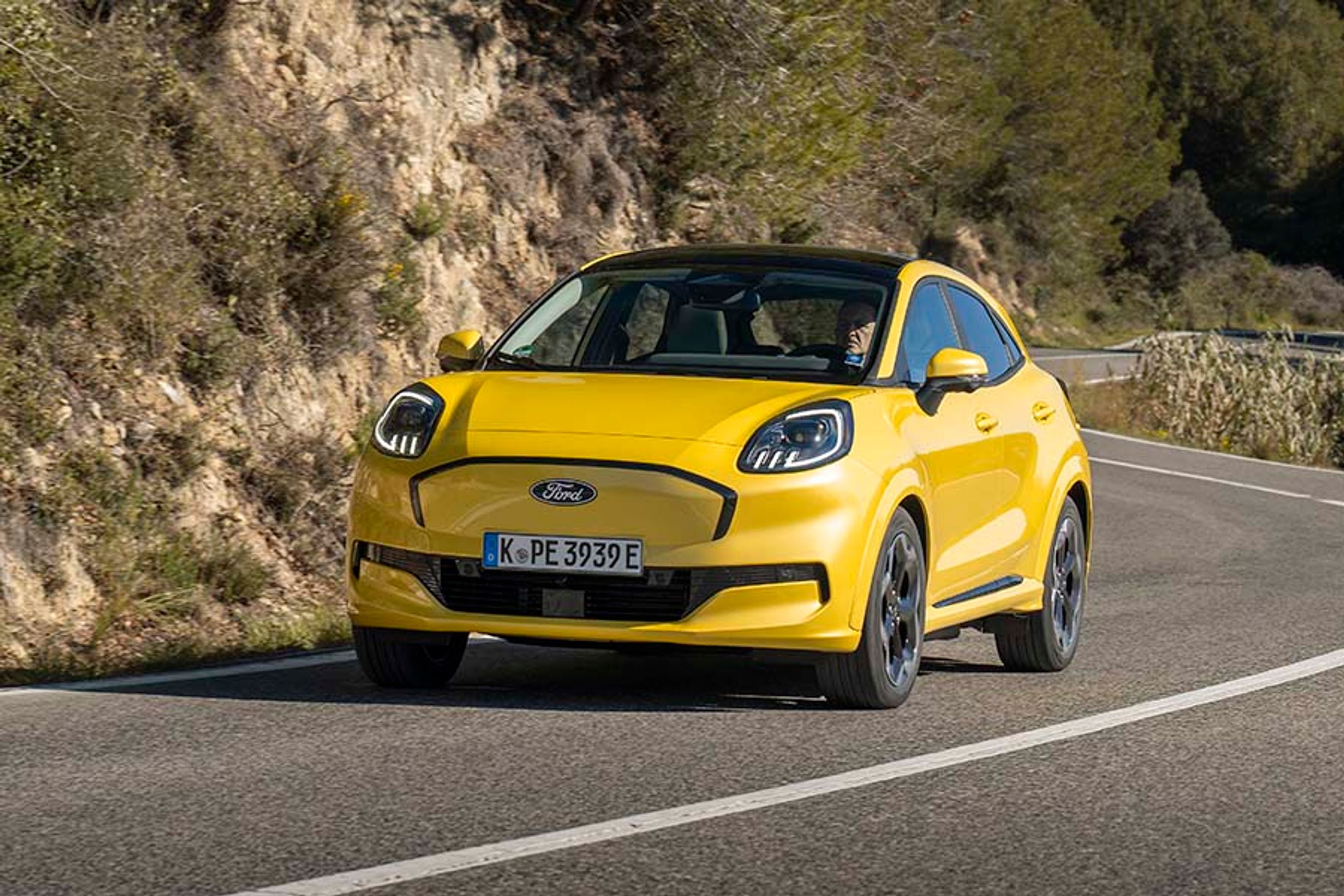 Puma kom allerede til Danmark i 2024 som benzinbil, nu har Ford også lavet den elektriske udgave kaldet Gen-E. Den er 70.000 kr. billigere, og kan man leve med den kortere rækkevidde, er det et godt tilbud.