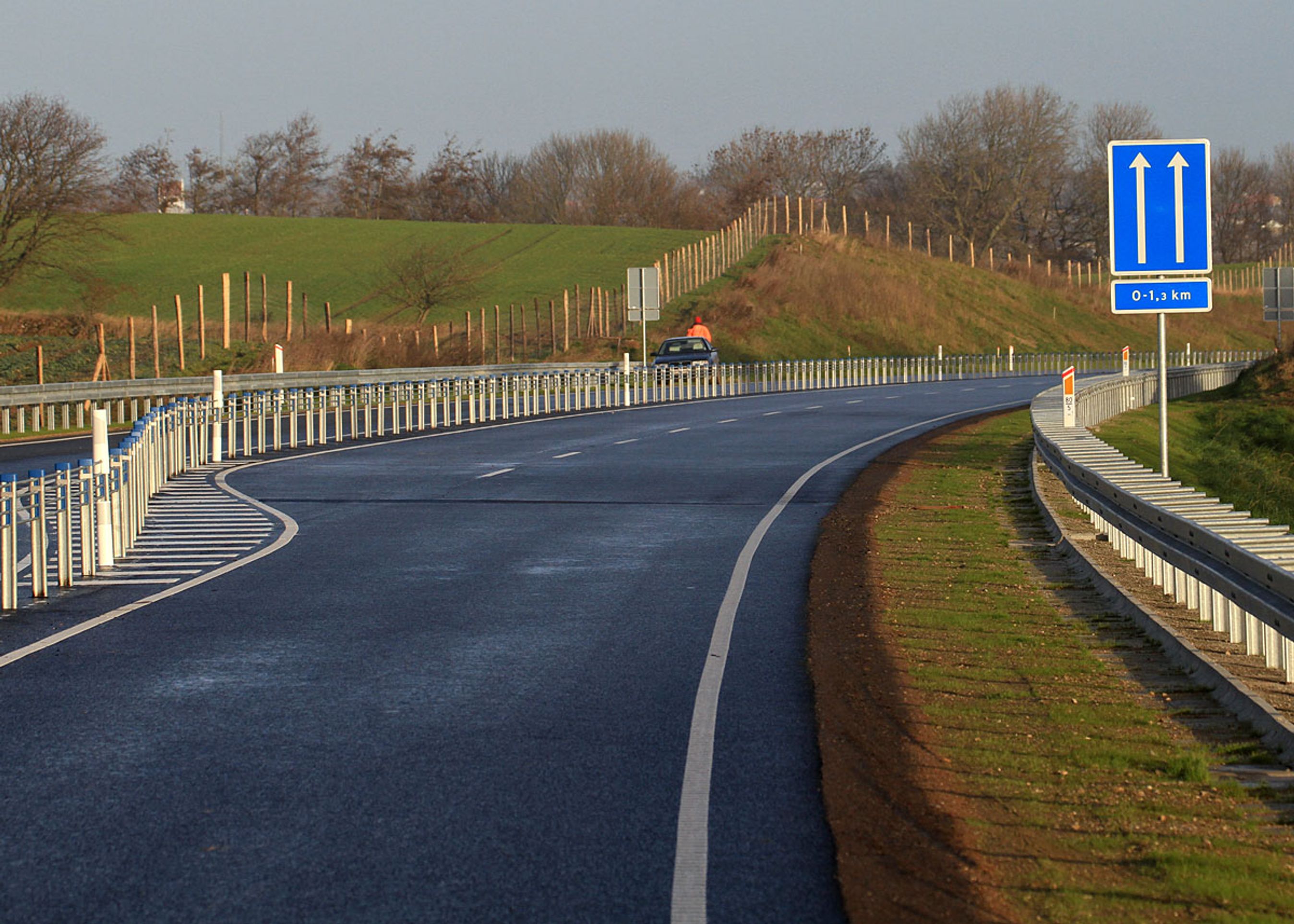 Motortrafikvejen har skiftevis to spor i dene ene retning og to spor i den anden retning. Hver overhalingsstrækning er en-to km lang.
