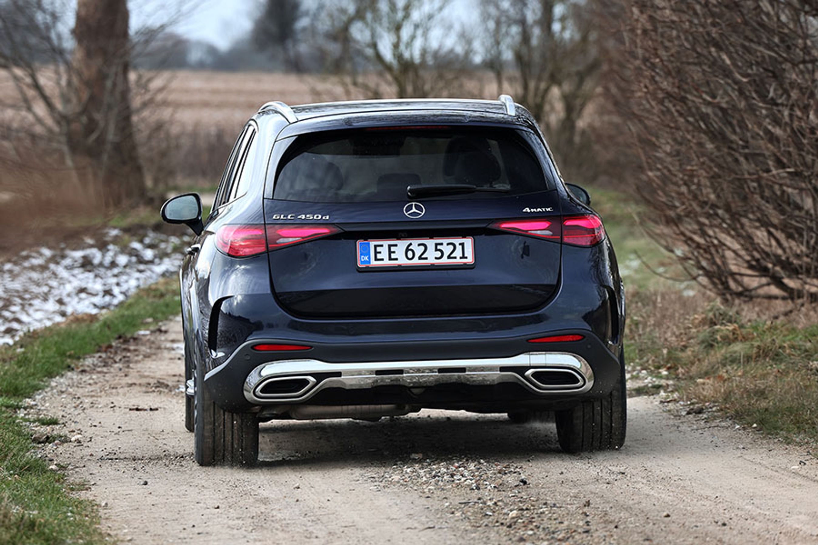 Mercedes-Benz GLC set bagfra, mens den kører på grusvej