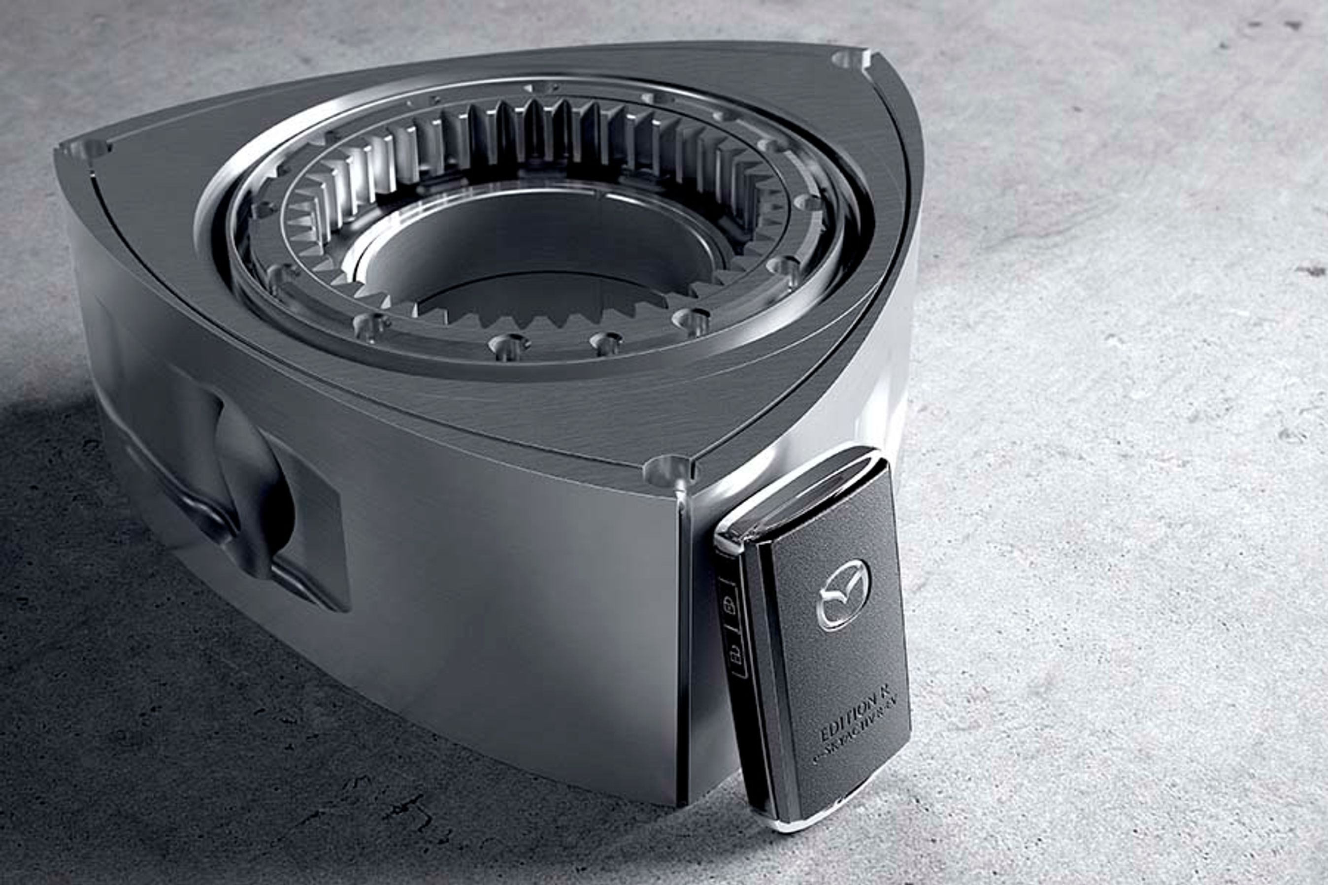 Selve rotoren i Wankel-motoren er ikke mere end ca. 8 cm bred, og der er derfor tale om en meget kompakt motorinstallation.