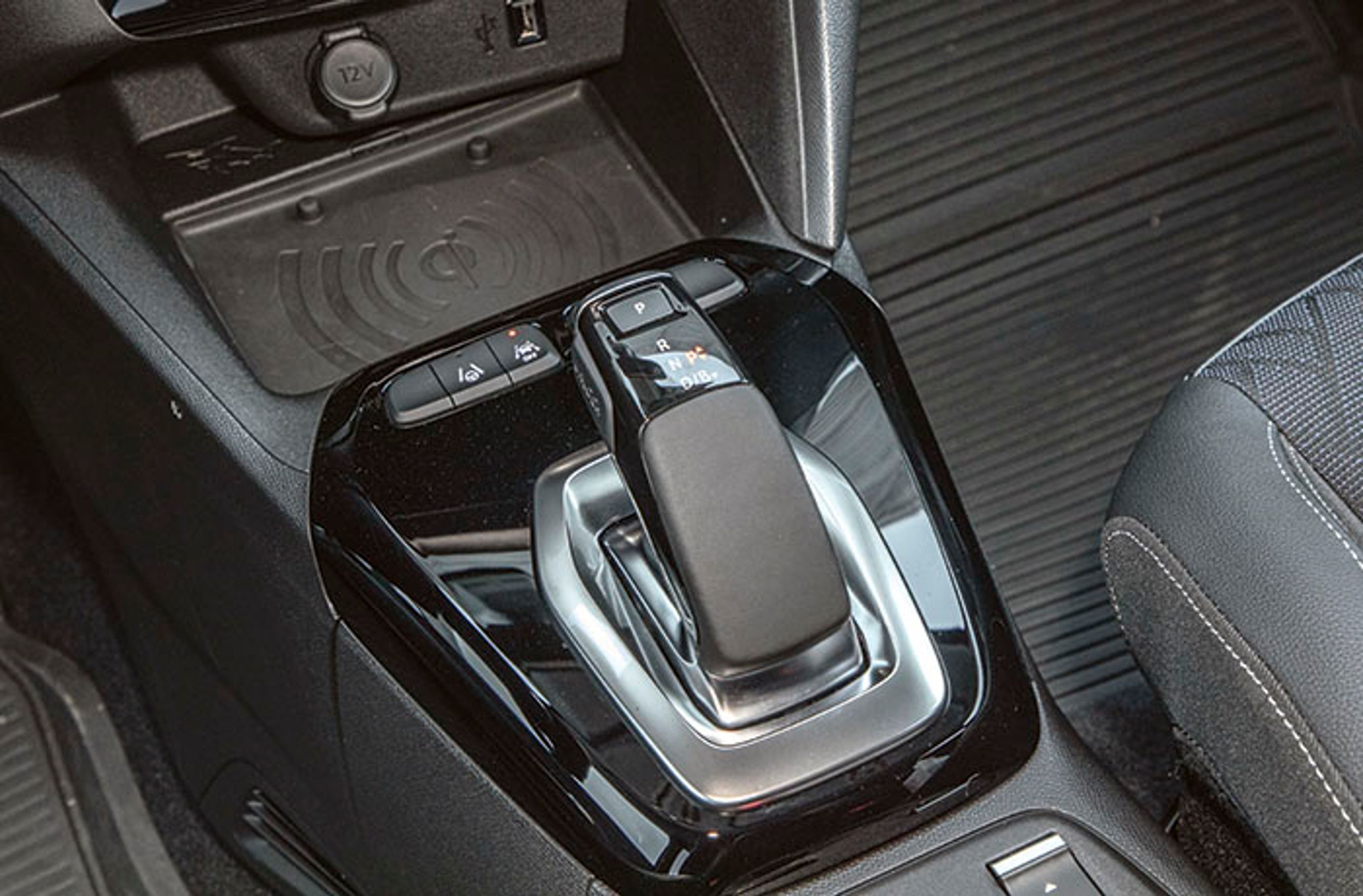 Den elektroniske gearstang mellem forsæderne er let at betjene, og man kan vælge mellem D og B, hvor sidstnævnte giver en ekstra kraftig motorbremsning.