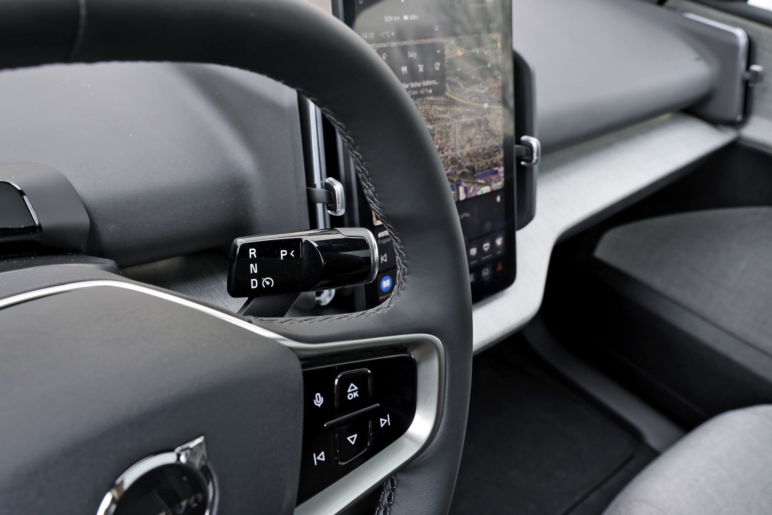 Gearvælger bag rattet i en Volvo EX30