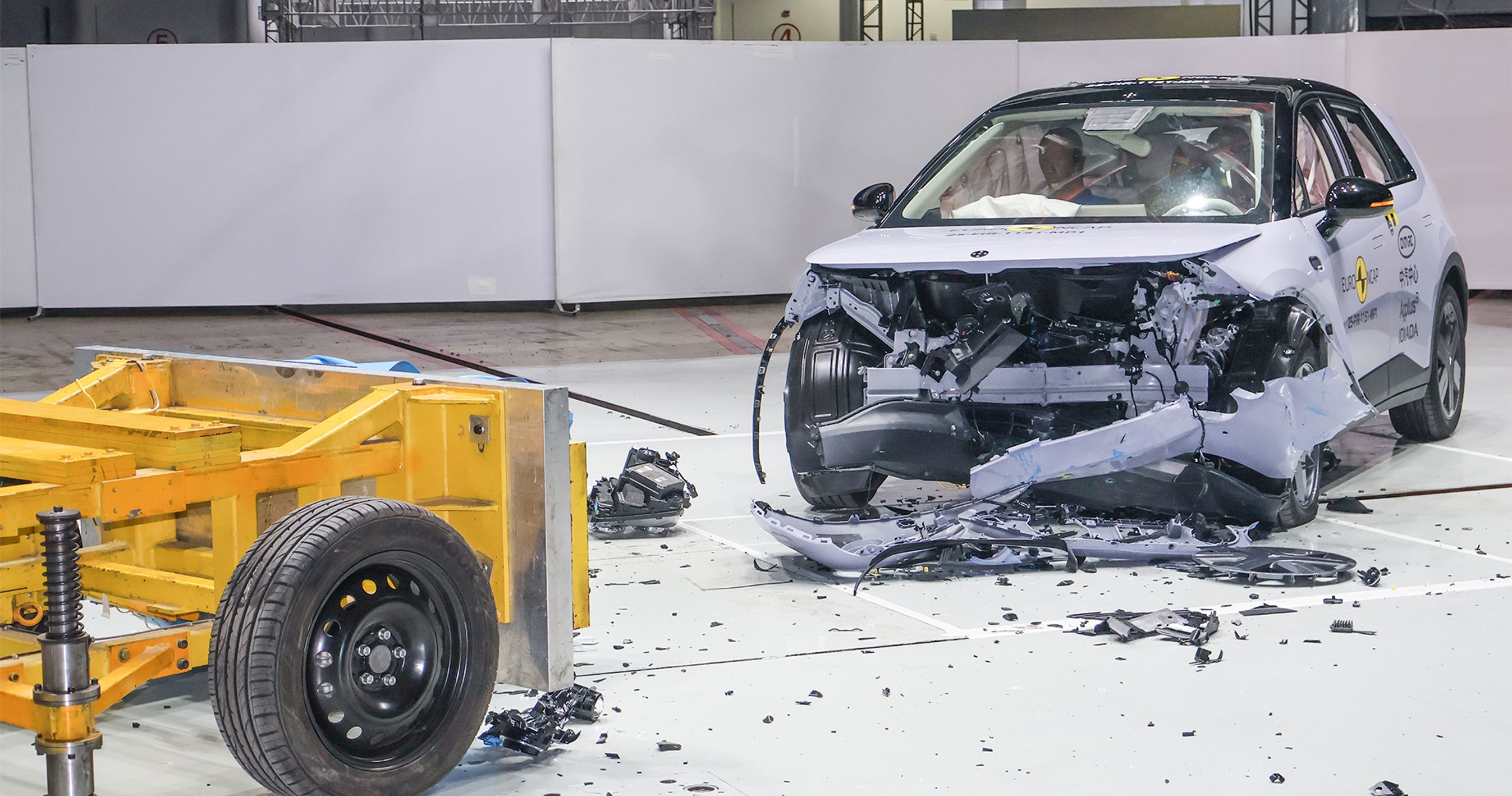 Bil smadret efter crashtest