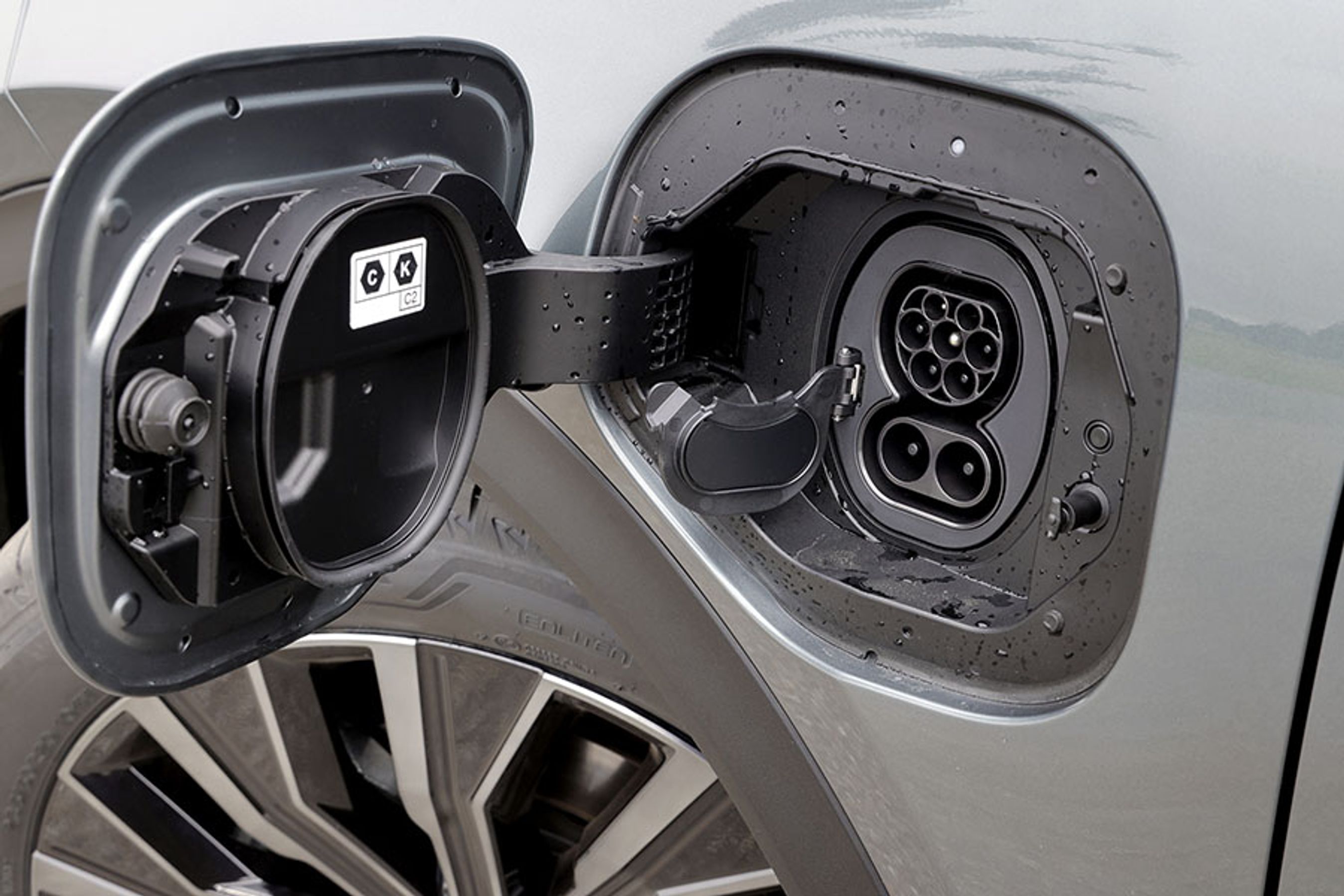 Toyota har tidligere fået kritik for langsom opladning i kulden, og det blev opdateret med en mulighed for at forvarme batteriet. Toyota siger, at en opladning på 10-80 pct. kan klares på 30 minutter. Det er 20 minutter hurtigere end uden muligheden for forvarme. Batteriet kan lades med op til 150 kW på en lynlader, og hjemme lades der på tre faser med 11 kW. 